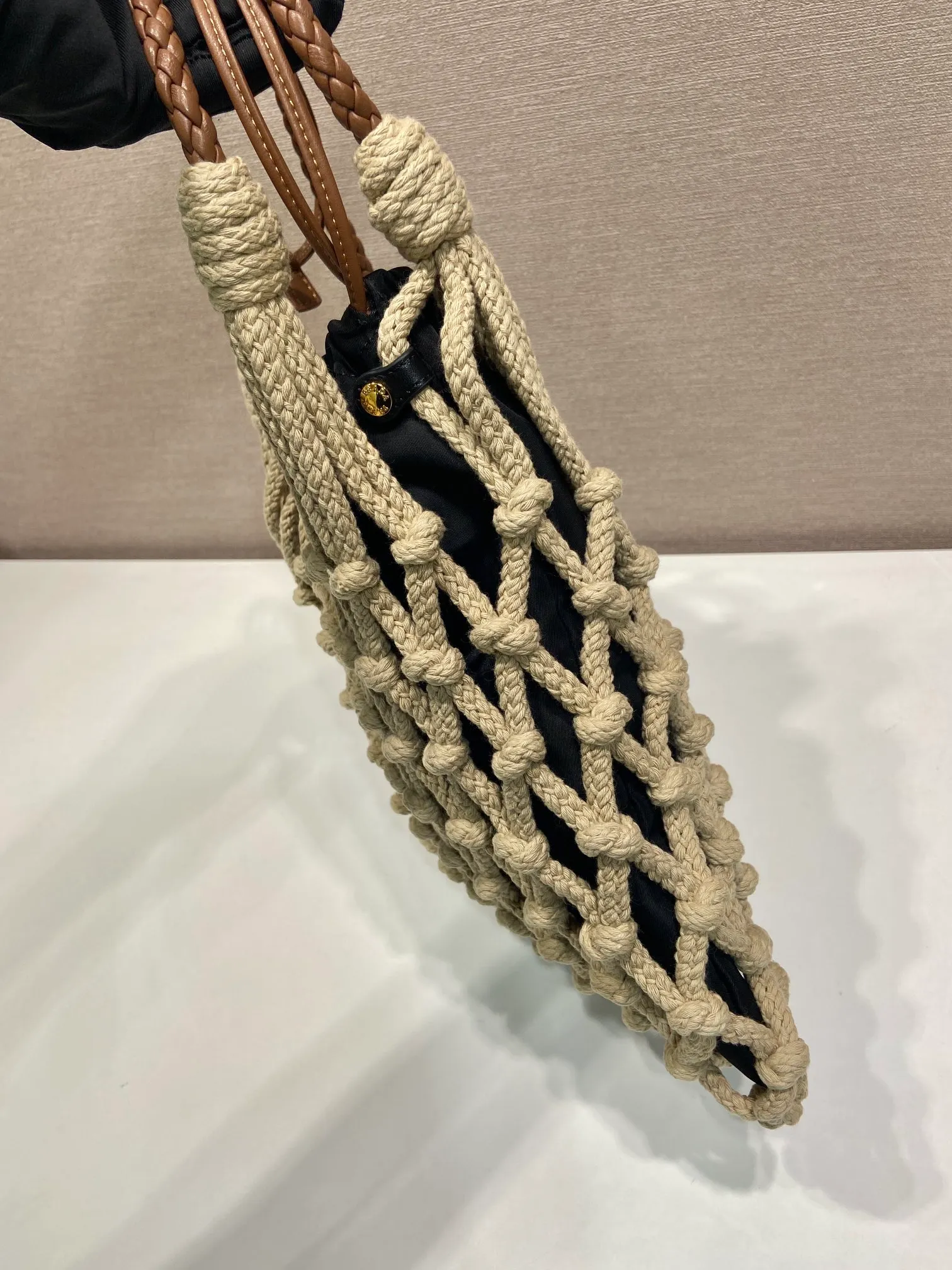 💰1060🎉New arrival🎉1BC111 weaving🎉🎉 The macramé design of this handmade cord bag is made of purely hand-woven and nylon fabrics, which embodies fresh elegance and a true sense of freedom. Braided leather handle, detachable leather pendant and metal hardware, detachable drawstring, 2-in-1 design, large capacity and very stylish. Hurry up and get it🎉🎉Inside nylon: length 29x height 35cm, outer woven bag: length 30x height 37cm