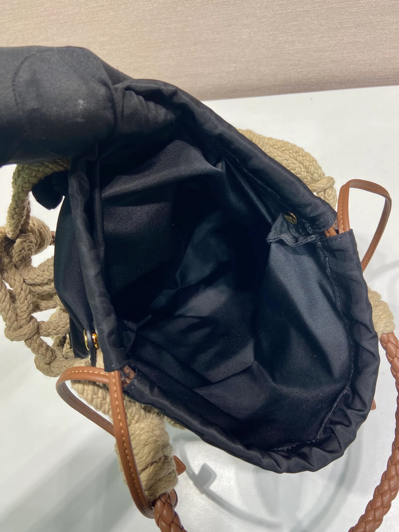 💰1060🎉New arrival🎉1BC111 weaving🎉🎉 The macramé design of this handmade cord bag is made of purely hand-woven and nylon fabrics, which embodies fresh elegance and a true sense of freedom. Braided leather handle, detachable leather pendant and metal hardware, detachable drawstring, 2-in-1 design, large capacity and very stylish. Hurry up and get it🎉🎉Inside nylon: length 29x height 35cm, outer woven bag: length 30x height 37cm