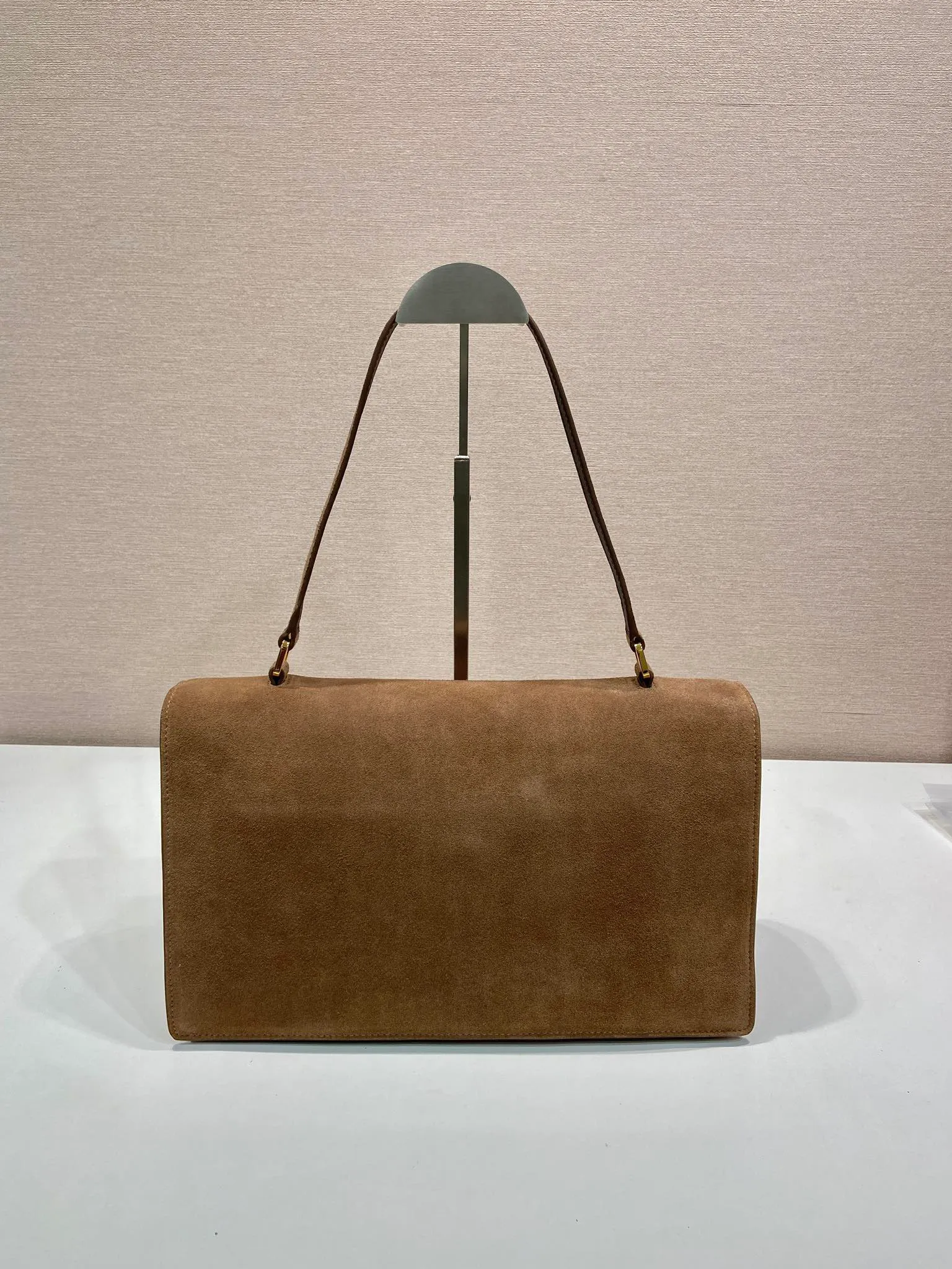 💰1500🎉New catwalk style🎉1BD378A suede leather🎉🎉 This new Soft Sound handbag is made of imported suede leather and soft sheepskin interior. It has ample space, is chic and versatile. The one-shoulder style has two compartments and can be carried by hand or on the shoulder. 😘Shows diverse and fashionable styles. The upper body effect is so classy, ​​I love it😘, it’s another popular model for internet celebrities, babies, hurry up and get it🎉🎉 Length 35x Height 19.5x Bottom 10.5cm🎉🎉🎉👏👏👏