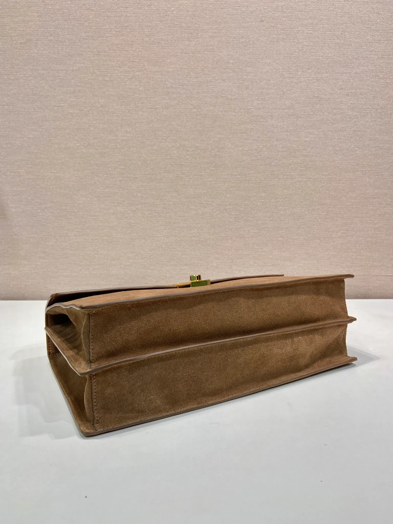 💰1500🎉New catwalk style🎉1BD378A suede leather🎉🎉 This new Soft Sound handbag is made of imported suede leather and soft sheepskin interior. It has ample space, is chic and versatile. The one-shoulder style has two compartments and can be carried by hand or on the shoulder. 😘Shows diverse and fashionable styles. The upper body effect is so classy, ​​I love it😘, it’s another popular model for internet celebrities, babies, hurry up and get it🎉🎉 Length 35x Height 19.5x Bottom 10.5cm🎉🎉🎉👏👏👏