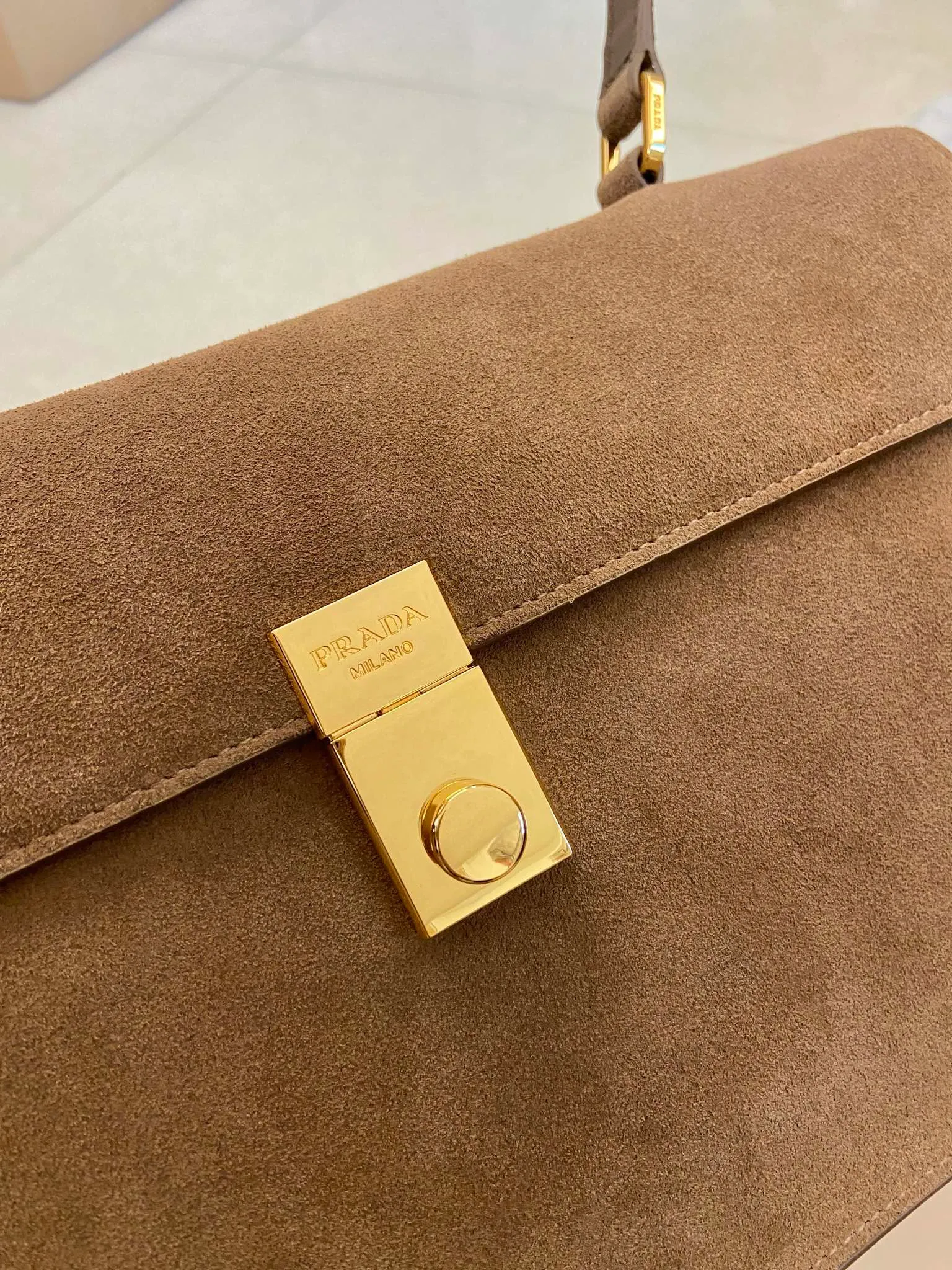 💰1500🎉New catwalk style🎉1BD378A suede leather🎉🎉 This new Soft Sound handbag is made of imported suede leather and soft sheepskin interior. It has ample space, is chic and versatile. The one-shoulder style has two compartments and can be carried by hand or on the shoulder. 😘Shows diverse and fashionable styles. The upper body effect is so classy, ​​I love it😘, it’s another popular model for internet celebrities, babies, hurry up and get it🎉🎉 Length 35x Height 19.5x Bottom 10.5cm🎉🎉🎉👏👏👏