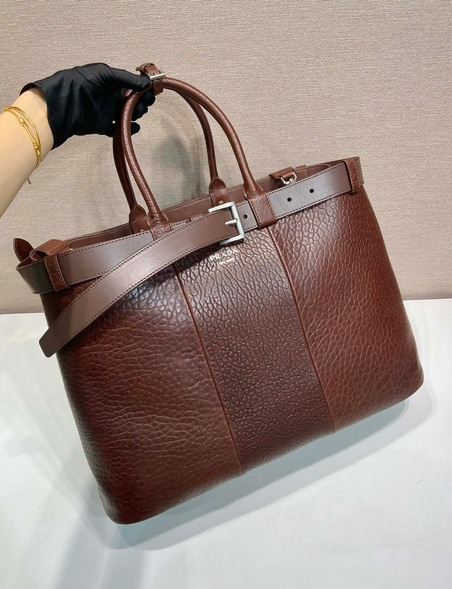 💰2360🎉New men's bag🎉1BG126 extra large bubble sheepskin🎉🎉 This handbag is made of bubble sheepskin. The interior is equipped with imported soft sheepskin, a three-layer design, and a detachable/adjustable long shoulder strap. It has a modern and simple style and incorporates exquisite and delicate details. Simple and elegant, fashionable and practical, it is an eternal hit. Babies, the extra large size 48cm you have longed for has arrived😘 Hurry up and get it🎉🎉 Length 48x Height 34x Bottom 18cm🎉🎉🎉👏👏👏
