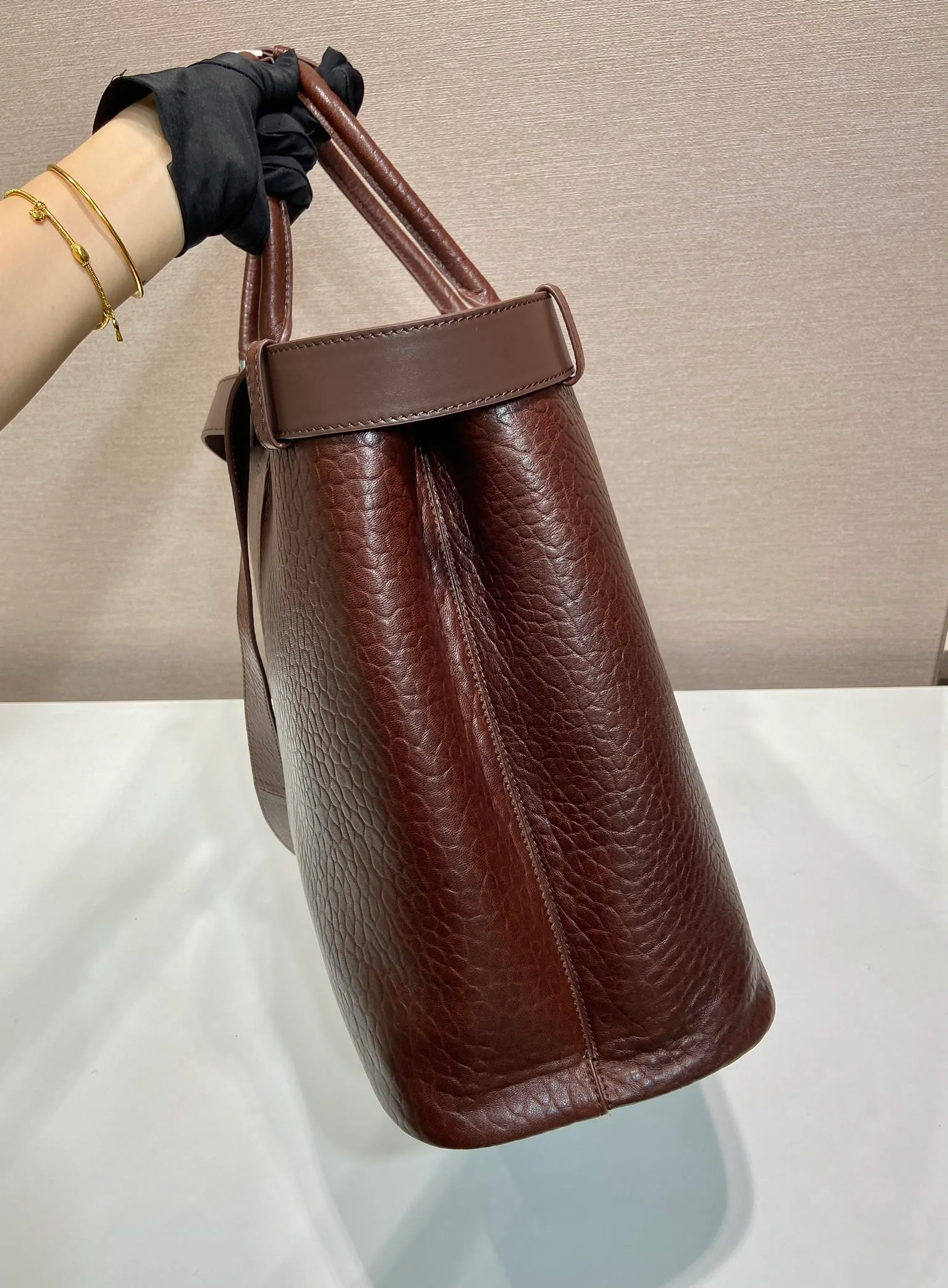 💰2360🎉New men's bag🎉1BG126 extra large bubble sheepskin🎉🎉 This handbag is made of bubble sheepskin. The interior is equipped with imported soft sheepskin, a three-layer design, and a detachable/adjustable long shoulder strap. It has a modern and simple style and incorporates exquisite and delicate details. Simple and elegant, fashionable and practical, it is an eternal hit. Babies, the extra large size 48cm you have longed for has arrived😘 Hurry up and get it🎉🎉 Length 48x Height 34x Bottom 18cm🎉🎉🎉👏👏👏