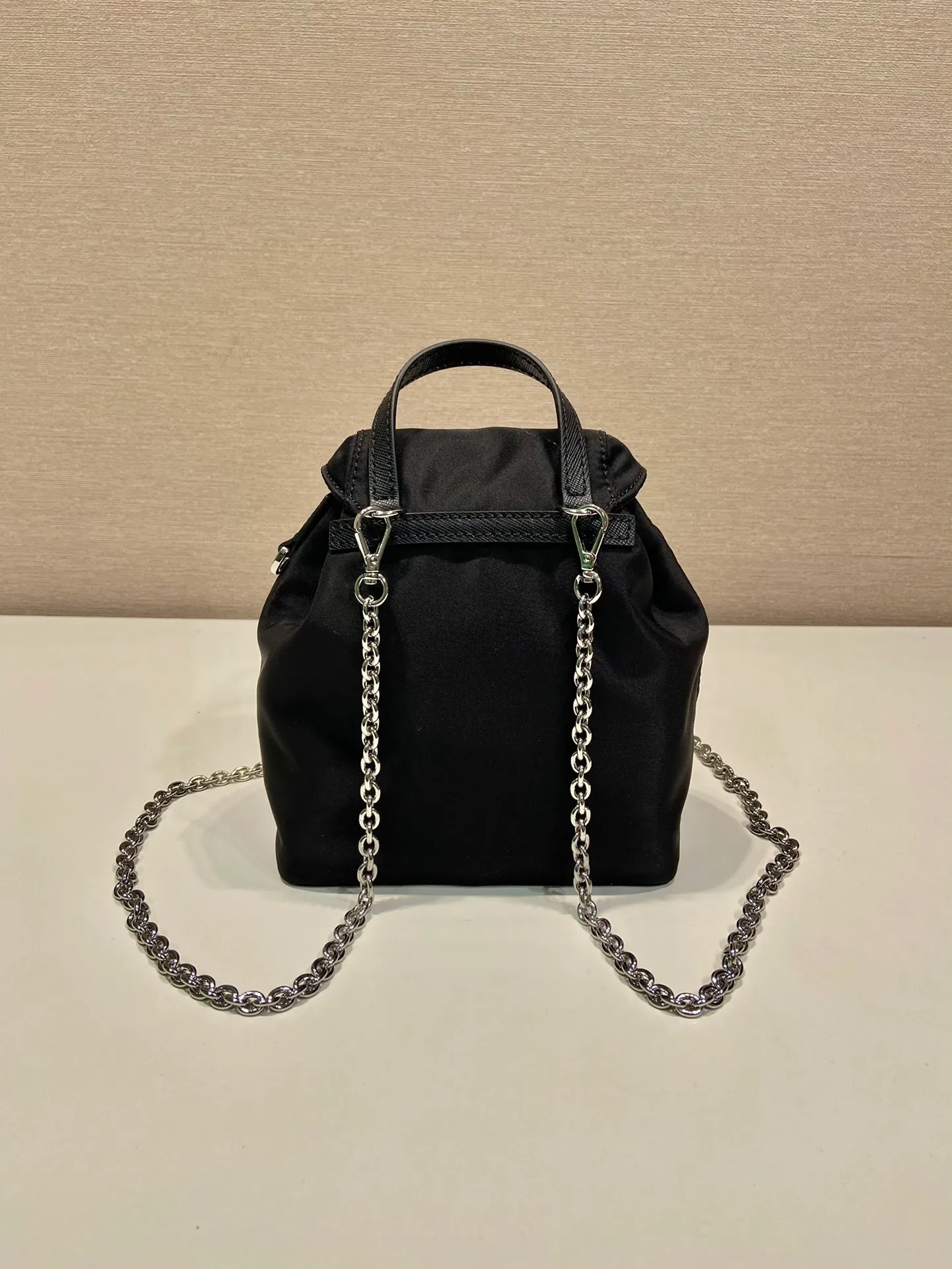 💰860🎉Mini Backpack🎉1BH029 Upgraded Version🎉🎉 This universal backpack with simple lines can be transformed into a handbag through the detachable shoulder strap, highlighting its practicality. Detachable chain shoulder strap, front flap pocket with buckle, super cute😍The capacity is practical. It is another grass planted permanently by Internet celebrities. Hurry up and get it🎉🎉Length 17xHeight 18.5xBottom 8cm🎉🎉🎉👏👏👏