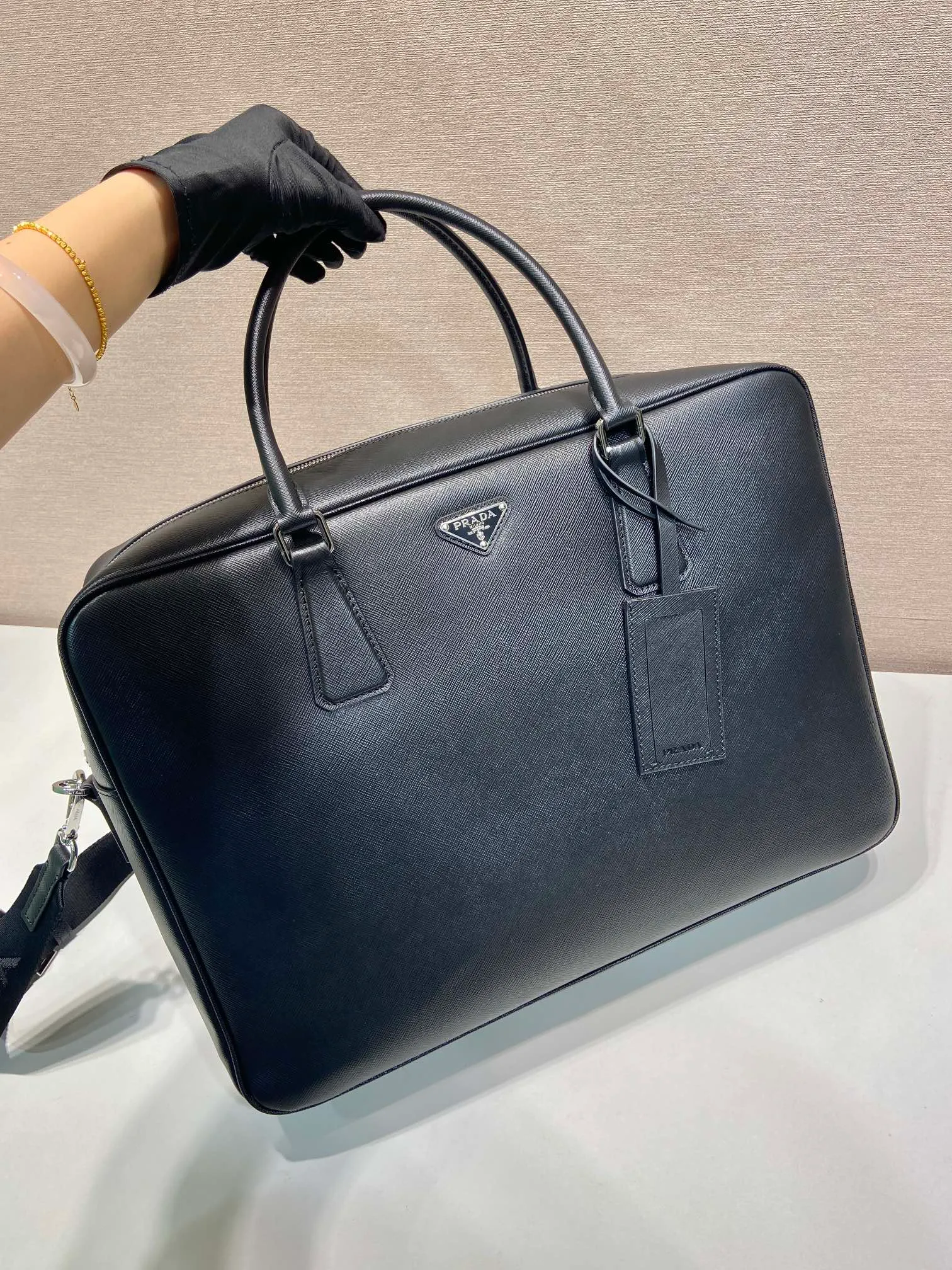 💰2160🎉Extra large briefcase🎉2VE026 thick version🎉🎉 This briefcase is made of imported cross-grain cowhide, top-grade hardware, ample capacity, versatile style, equipped with adjustable shoulder straps, the upper body effect is very stylish, handsome guys, the extra thick version of the briefcase you have been longing for has arrived😘😘Hurry up and get it🎉🎉 Length 42x Height 30x Bottom 12cm🎉🎉🎉👏👏👏