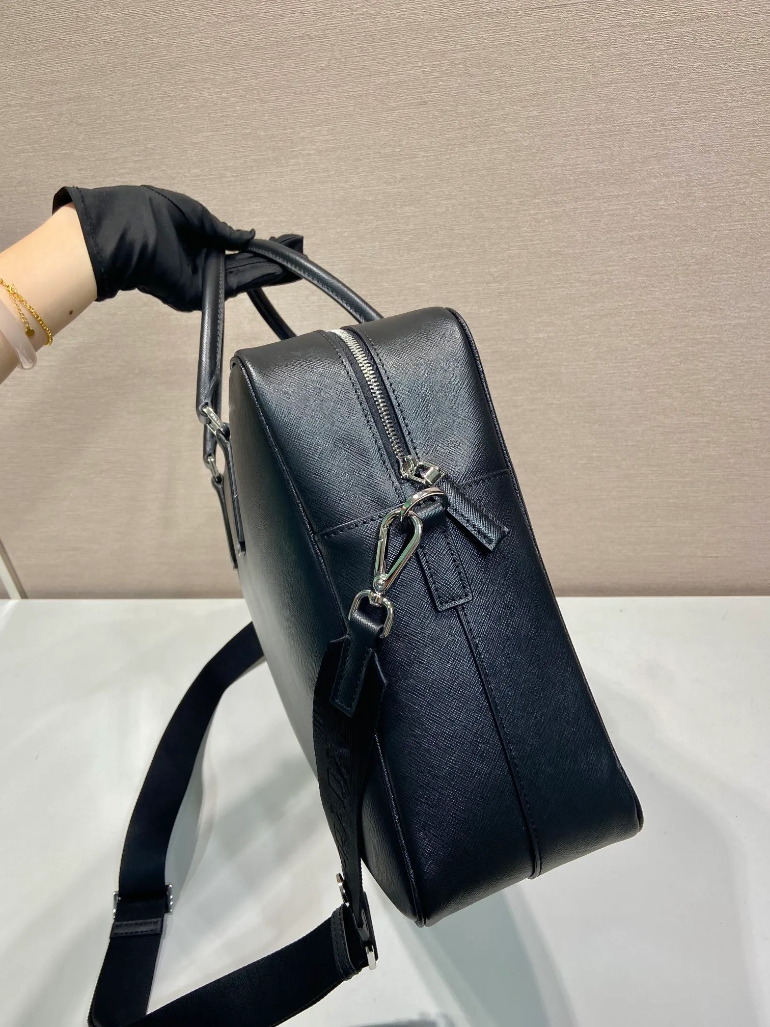 💰2160🎉Extra large briefcase🎉2VE026 thick version🎉🎉 This briefcase is made of imported cross-grain cowhide, top-grade hardware, ample capacity, versatile style, equipped with adjustable shoulder straps, the upper body effect is very stylish, handsome guys, the extra thick version of the briefcase you have been longing for has arrived😘😘Hurry up and get it🎉🎉 Length 42x Height 30x Bottom 12cm🎉🎉🎉👏👏👏