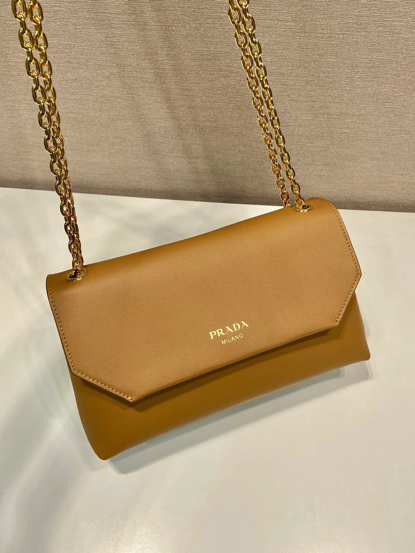 💰1720🎉New small size🎉1BD371 women's model🎉🎉 This new women's bag is made of imported calfskin with imported lambskin inside. With a flip-top design, the iron strap can be lengthened or shortened, and can be carried on the shoulder or across the body. It can be exchanged on different occasions, the space is large, and the upper body effect is very beautiful👍👍Hurry up and get it, it is worth owning. 👏👏 Length 29x Height 16x Bottom 9.5cm👏👏👏🎉🎉🎉