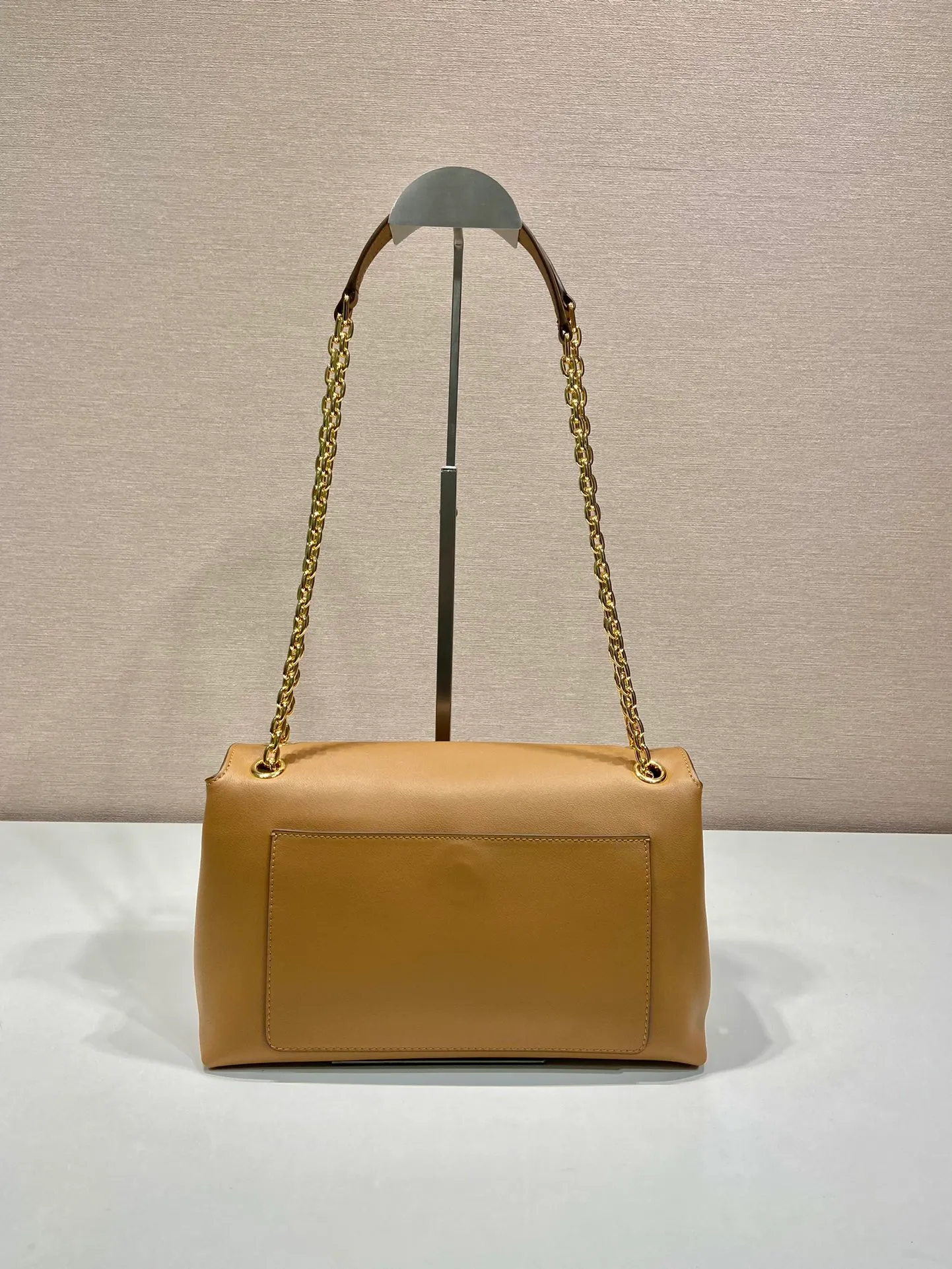 💰1720🎉New small size🎉1BD371 women's model🎉🎉 This new women's bag is made of imported calfskin with imported lambskin inside. With a flip-top design, the iron strap can be lengthened or shortened, and can be carried on the shoulder or across the body. It can be exchanged on different occasions, the space is large, and the upper body effect is very beautiful👍👍Hurry up and get it, it is worth owning. 👏👏 Length 29x Height 16x Bottom 9.5cm👏👏👏🎉🎉🎉