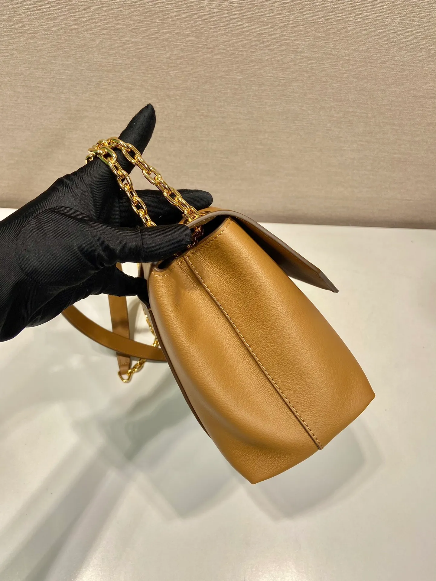💰1720🎉New small size🎉1BD371 women's model🎉🎉 This new women's bag is made of imported calfskin with imported lambskin inside. With a flip-top design, the iron strap can be lengthened or shortened, and can be carried on the shoulder or across the body. It can be exchanged on different occasions, the space is large, and the upper body effect is very beautiful👍👍Hurry up and get it, it is worth owning. 👏👏 Length 29x Height 16x Bottom 9.5cm👏👏👏🎉🎉🎉