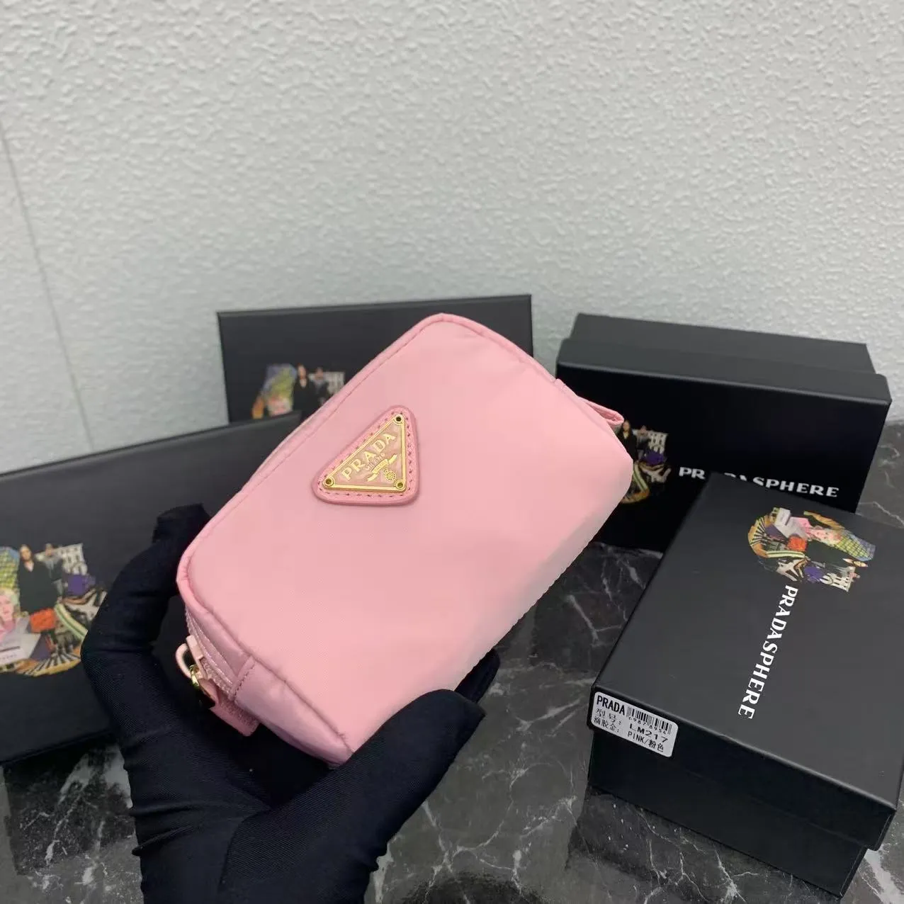 💰150PRADA Prada official new model is shipped simultaneously, enamel-coated triangular metal logo zipper closure, nylon cosmetic bag, regular women's model ✌✌✌ Special quality from the product cabinet, physical shooting [strong]! Model: Original quality Leather: Original Color: black gold buckle, black silver buckle, red, plum red, pink, sky blue, apricot, green, lavender purple, size 12㎝*3.5㎝*8㎝, model LM217