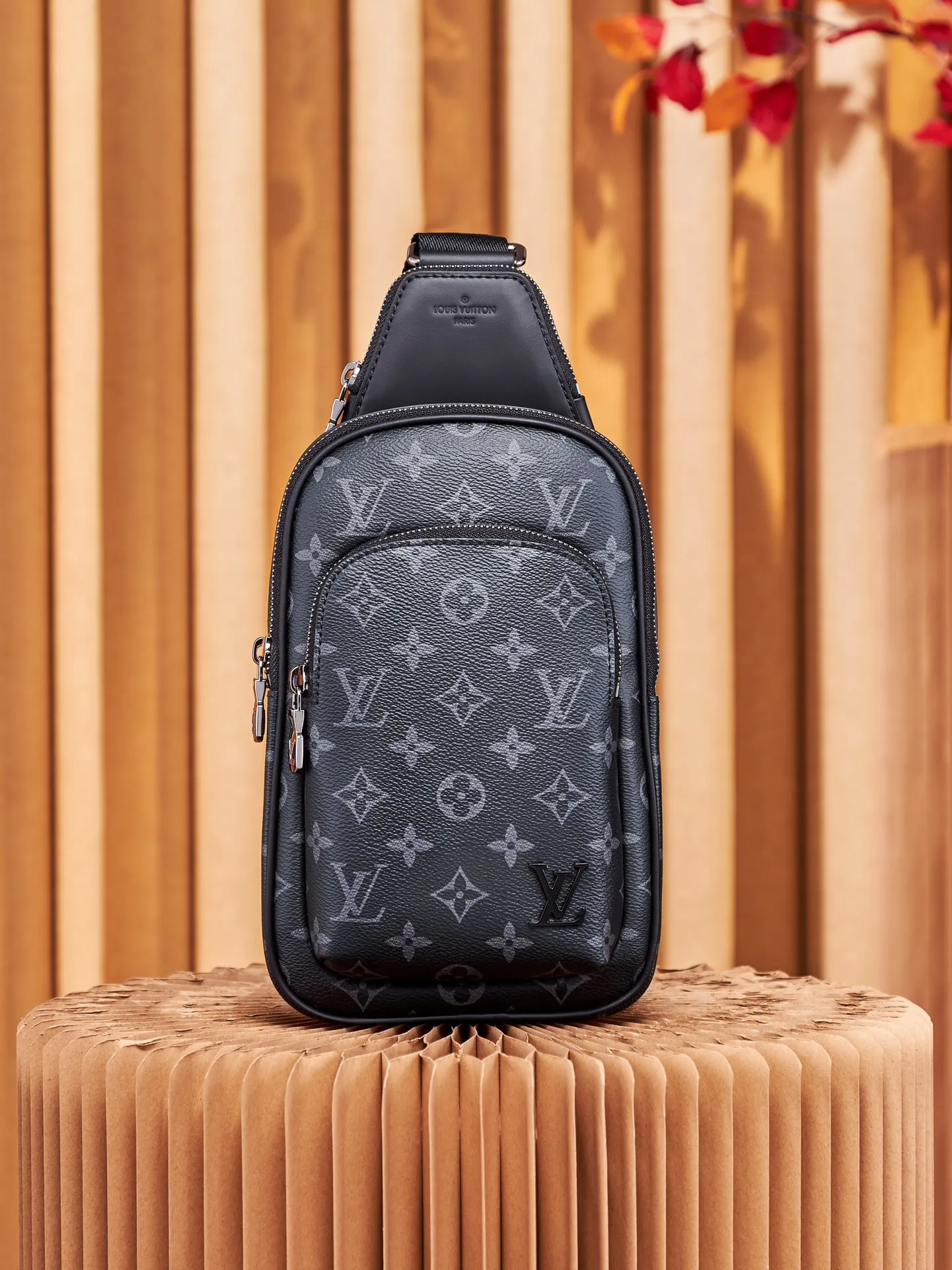 P¥720👉nfc163C01 dynamic chip version👈【Top inspection-free all-steel hardware】m47137 This avenue small shoulder bag is made of monogram eclipse coated canvas, with a sophisticated configuration to explore the trendy fun of traveling cross-body. An interior pocket in the main compartment ensures secure storage, while an exterior zippered pocket provides easy access to frequently used items. There is a triangular zipper pocket where the shoulder strap connects to the handbag. 16 x 33 x 5.7 cm (length x height x width