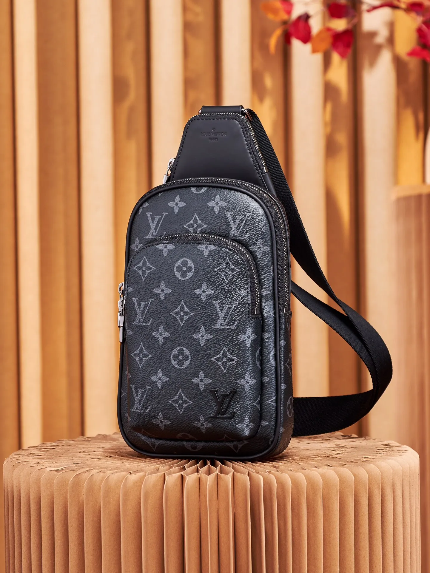 P¥720👉nfc163C01 dynamic chip version👈【Top inspection-free all-steel hardware】m47137 This avenue small shoulder bag is made of monogram eclipse coated canvas, with a sophisticated configuration to explore the trendy fun of traveling cross-body. An interior pocket in the main compartment ensures secure storage, while an exterior zippered pocket provides easy access to frequently used items. There is a triangular zipper pocket where the shoulder strap connects to the handbag. 16 x 33 x 5.7 cm (length x height x width