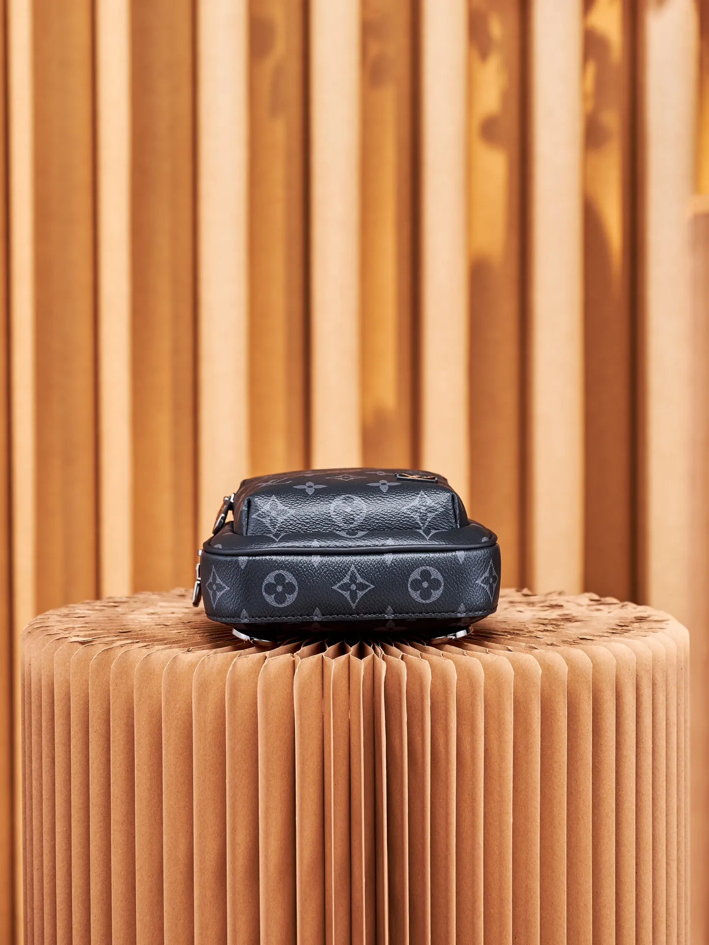P¥720👉nfc163C01 dynamic chip version👈【Top inspection-free all-steel hardware】m47137 This avenue small shoulder bag is made of monogram eclipse coated canvas, with a sophisticated configuration to explore the trendy fun of traveling cross-body. An interior pocket in the main compartment ensures secure storage, while an exterior zippered pocket provides easy access to frequently used items. There is a triangular zipper pocket where the shoulder strap connects to the handbag. 16 x 33 x 5.7 cm (length x height x width