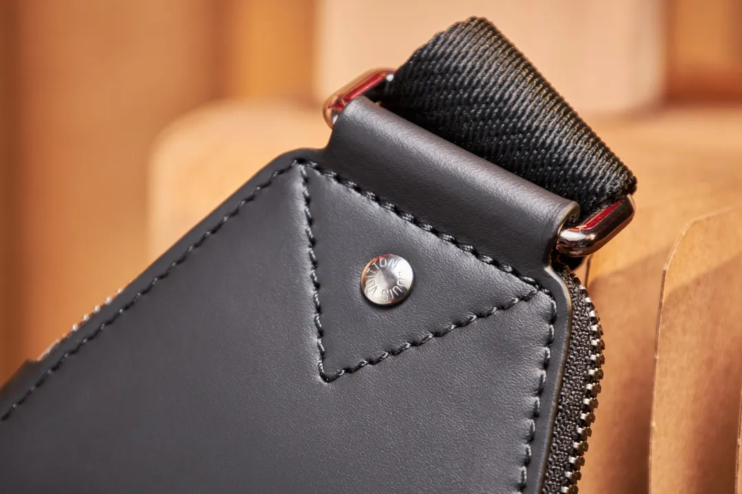 P¥720👉nfc163C01 dynamic chip version👈【Top inspection-free all-steel hardware】m47137 This avenue small shoulder bag is made of monogram eclipse coated canvas, with a sophisticated configuration to explore the trendy fun of traveling cross-body. An interior pocket in the main compartment ensures secure storage, while an exterior zippered pocket provides easy access to frequently used items. There is a triangular zipper pocket where the shoulder strap connects to the handbag. 16 x 33 x 5.7 cm (length x height x width