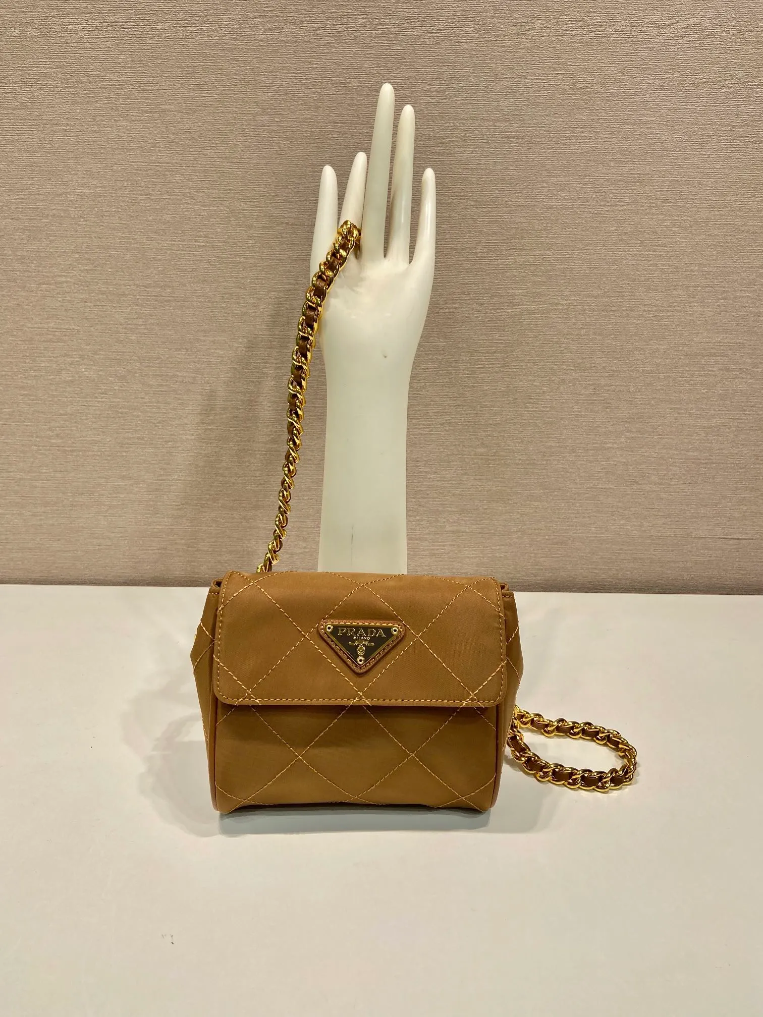 💰940🎉Second-hand mini🎉🎉🎉1BD643 mini new color🎉🎉 This Vintage vintage chain diamond hobo bag has a great design👏👏 Purely handmade nylon rhombus design, can be worn on one shoulder or crossbody, and the imported black gold chain is really the eternal theme of vintage😘😘It is simple and elegant, with large capacity and space👍The upper body is particularly trendy, versatile and fashionable. No matter casual or formal, they all have a stable temperament. Hurry up and get it🙊I love this second-hand hobo bag😘😘 Length 14x height 13x bottom 5cm