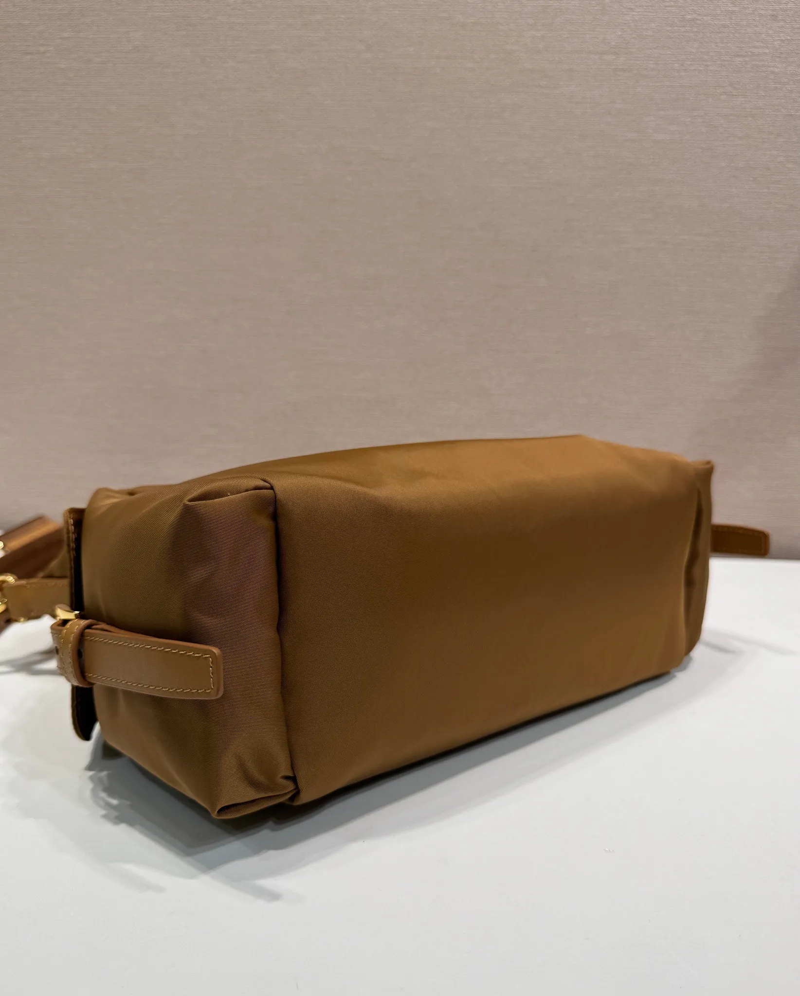 💰1260🎉New arrival🎉1BC264 Discovery Bag🎉🎉 This Discovery Bag is made of imported nylon fabric and calfskin, with a soft silhouette and multiple pockets. Lightweight and practical Re-Nylon emphasizes the design's versatile style, while leather details and signature accents reflect the P family's artisanal heritage. It comes with 2 removable, adjustable woven signature straps. The capacity is large and the upper body effect is very fashionable. Another hit that will never go out of style. Worth having! 🎉🎉 Length 32x Height 22x Bottom 11.5cm🎉🎉🎉💰💰💰