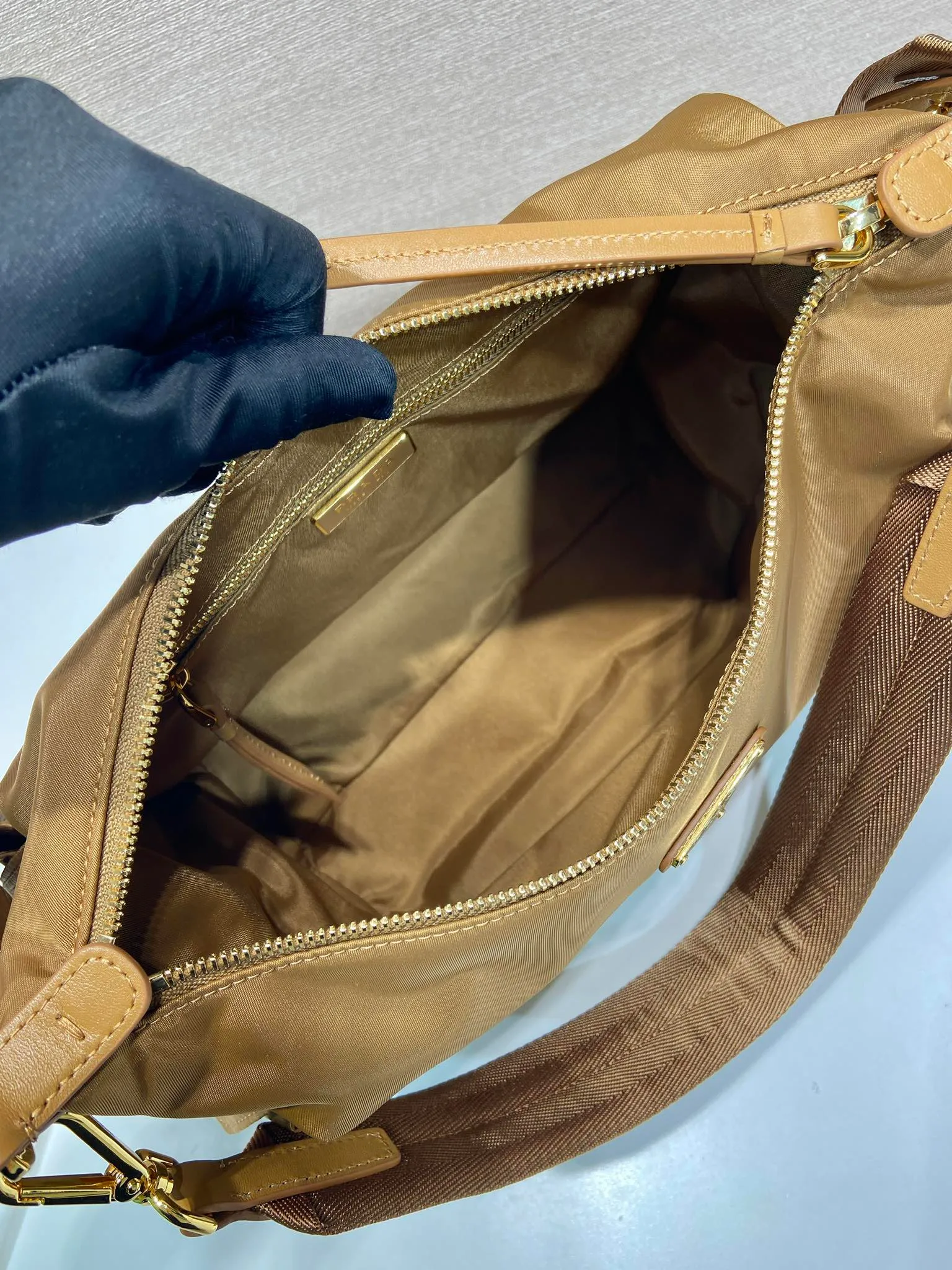 💰1260🎉New arrival🎉1BC264 Discovery Bag🎉🎉 This Discovery Bag is made of imported nylon fabric and calfskin, with a soft silhouette and multiple pockets. Lightweight and practical Re-Nylon emphasizes the design's versatile style, while leather details and signature accents reflect the P family's artisanal heritage. It comes with 2 removable, adjustable woven signature straps. The capacity is large and the upper body effect is very fashionable. Another hit that will never go out of style. Worth having! 🎉🎉 Length 32x Height 22x Bottom 11.5cm🎉🎉🎉💰💰💰