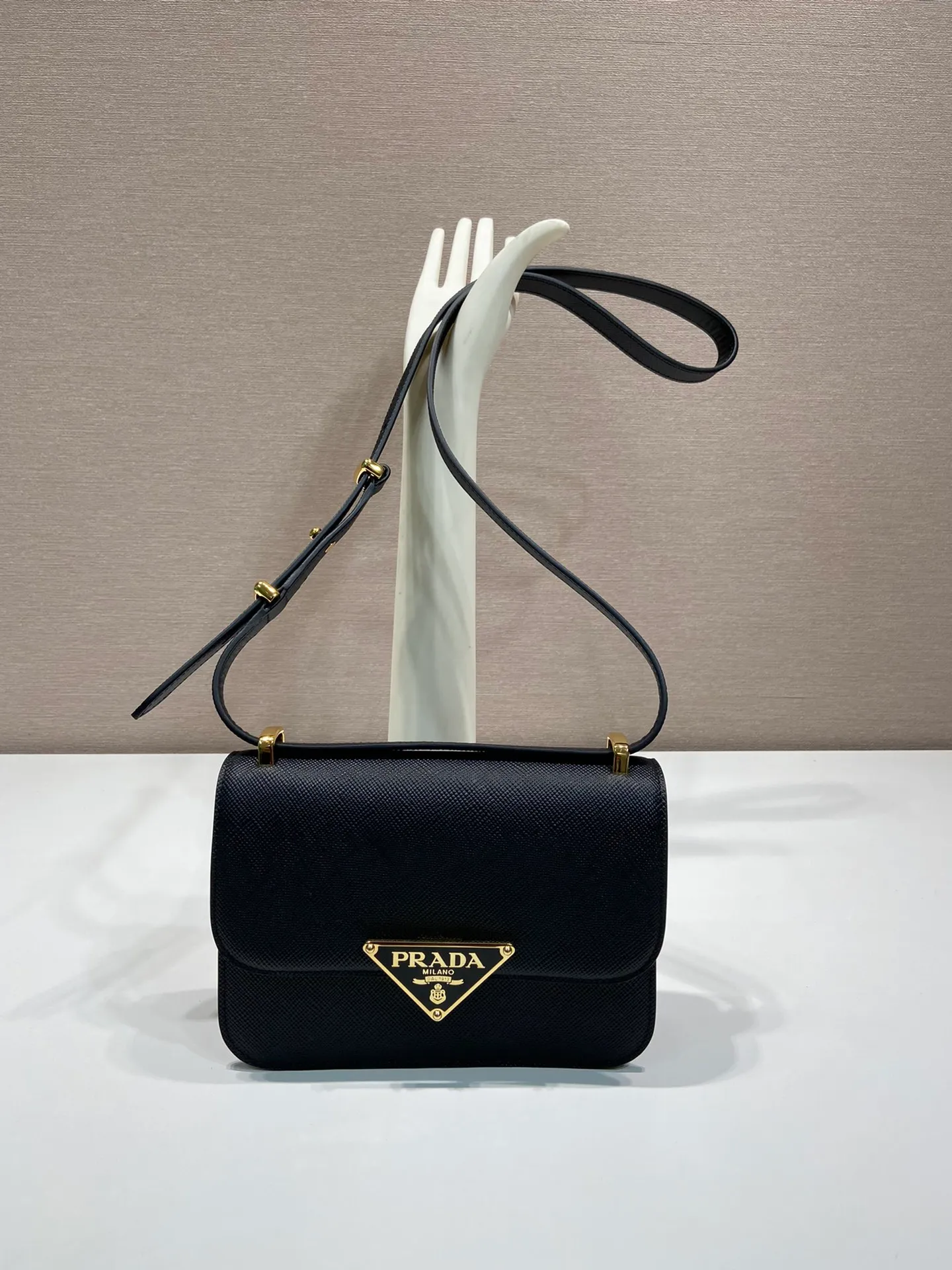 💰1500🎉New triangular rhombus stewardess bag🎉1BD320 upgrade board🎉🎉 This stewardess bag is made of imported calfskin, with a handmade triangular rhombus design. The long shoulder strap is adjustable and can be worn on one shoulder or crossbody. The front triangular metal closure. It has a large capacity, is simple and elegant, and is full of fashion. Babies, hurry up and get started. 🎉🎉 Length 22x Height 16x Bottom 6cm🎉🎉🎉👏👏👏
