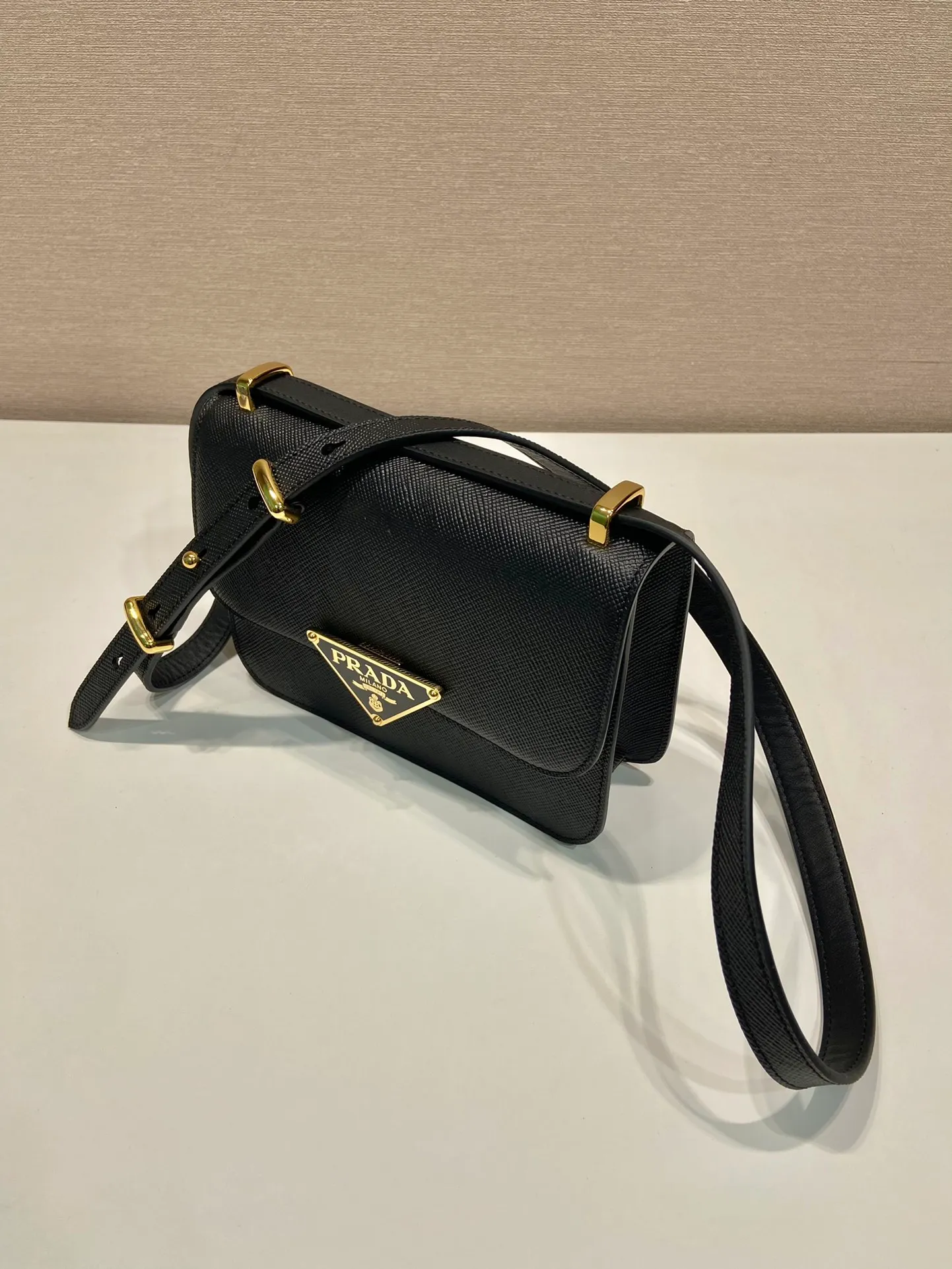 💰1500🎉New triangular rhombus stewardess bag🎉1BD320 upgrade board🎉🎉 This stewardess bag is made of imported calfskin, with a handmade triangular rhombus design. The long shoulder strap is adjustable and can be worn on one shoulder or crossbody. The front triangular metal closure. It has a large capacity, is simple and elegant, and is full of fashion. Babies, hurry up and get started. 🎉🎉 Length 22x Height 16x Bottom 6cm🎉🎉🎉👏👏👏