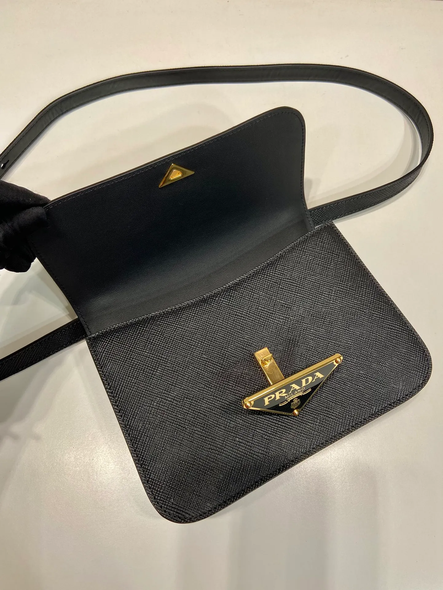 💰1500🎉New triangular rhombus stewardess bag🎉1BD320 upgrade board🎉🎉 This stewardess bag is made of imported calfskin, with a handmade triangular rhombus design. The long shoulder strap is adjustable and can be worn on one shoulder or crossbody. The front triangular metal closure. It has a large capacity, is simple and elegant, and is full of fashion. Babies, hurry up and get started. 🎉🎉 Length 22x Height 16x Bottom 6cm🎉🎉🎉👏👏👏