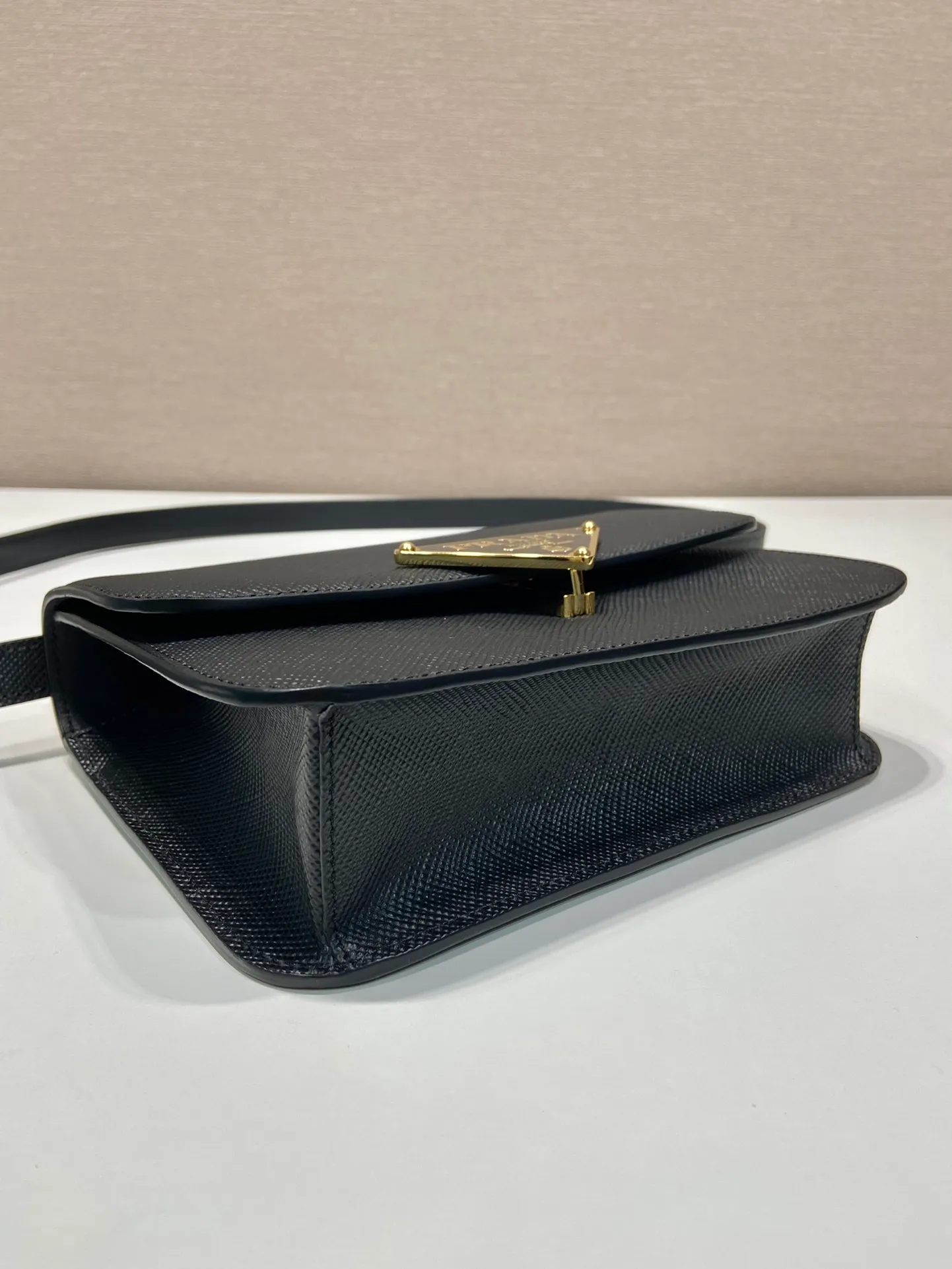 💰1500🎉New triangular rhombus stewardess bag🎉1BD320 upgrade board🎉🎉 This stewardess bag is made of imported calfskin, with a handmade triangular rhombus design. The long shoulder strap is adjustable and can be worn on one shoulder or crossbody. The front triangular metal closure. It has a large capacity, is simple and elegant, and is full of fashion. Babies, hurry up and get started. 🎉🎉 Length 22x Height 16x Bottom 6cm🎉🎉🎉👏👏👏