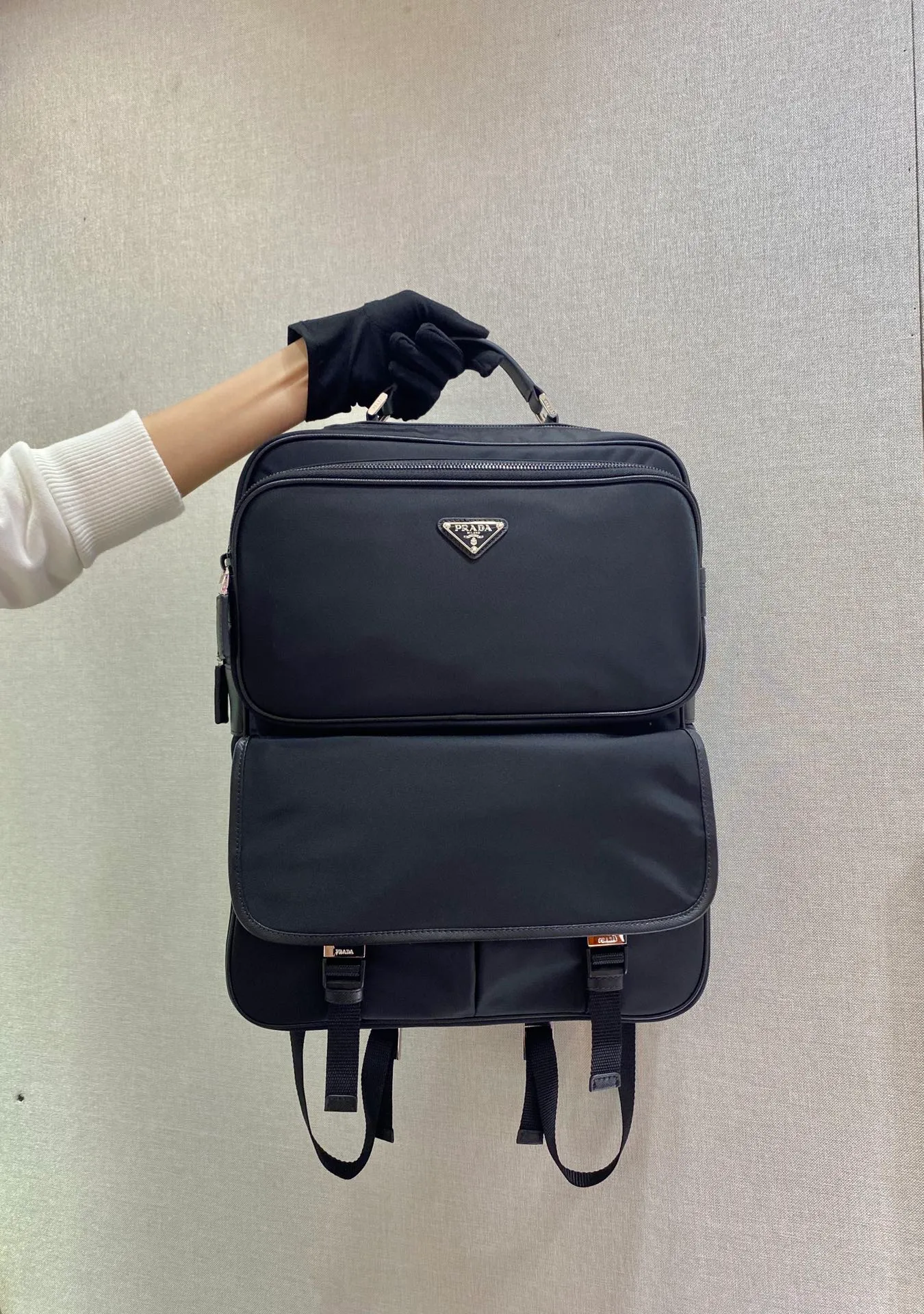 💰1520🎉New Backpack🎉2VZ049🎉🎉 This fabric backpack is trimmed with exquisite Saffiano leather to outline the urban style design features. It is equipped with woven nylon straps and multiple internal and inner compartments. The external front panel is composed of a messenger bag pocket, and the rear panel is designed to be inserted into a trolley case. The compartments are very functional👏👏, and the upper body effect is very cool😎. It is worth using, get it now🎉🎉 Length 30x Height 38x Bottom 13cm👏👏👏💰💰💰