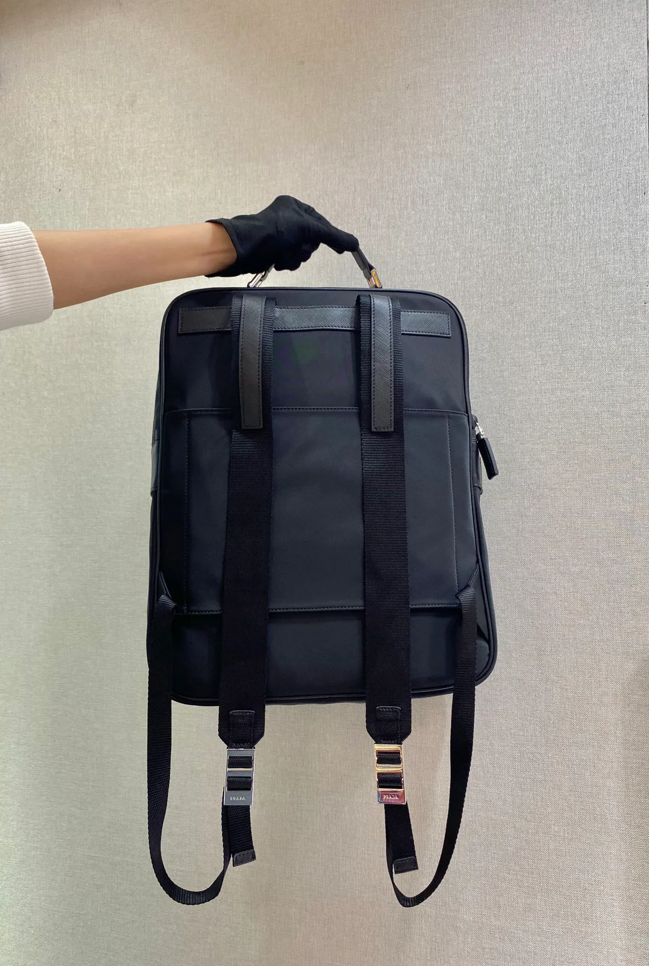 💰1520🎉New Backpack🎉2VZ049🎉🎉 This fabric backpack is trimmed with exquisite Saffiano leather to outline the urban style design features. It is equipped with woven nylon straps and multiple internal and inner compartments. The external front panel is composed of a messenger bag pocket, and the rear panel is designed to be inserted into a trolley case. The compartments are very functional👏👏, and the upper body effect is very cool😎. It is worth using, get it now🎉🎉 Length 30x Height 38x Bottom 13cm👏👏👏💰💰💰