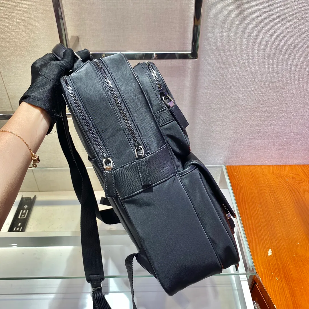 💰1520🎉New Backpack🎉2VZ049🎉🎉 This fabric backpack is trimmed with exquisite Saffiano leather to outline the urban style design features. It is equipped with woven nylon straps and multiple internal and inner compartments. The external front panel is composed of a messenger bag pocket, and the rear panel is designed to be inserted into a trolley case. The compartments are very functional👏👏, and the upper body effect is very cool😎. It is worth using, get it now🎉🎉 Length 30x Height 38x Bottom 13cm👏👏👏💰💰💰