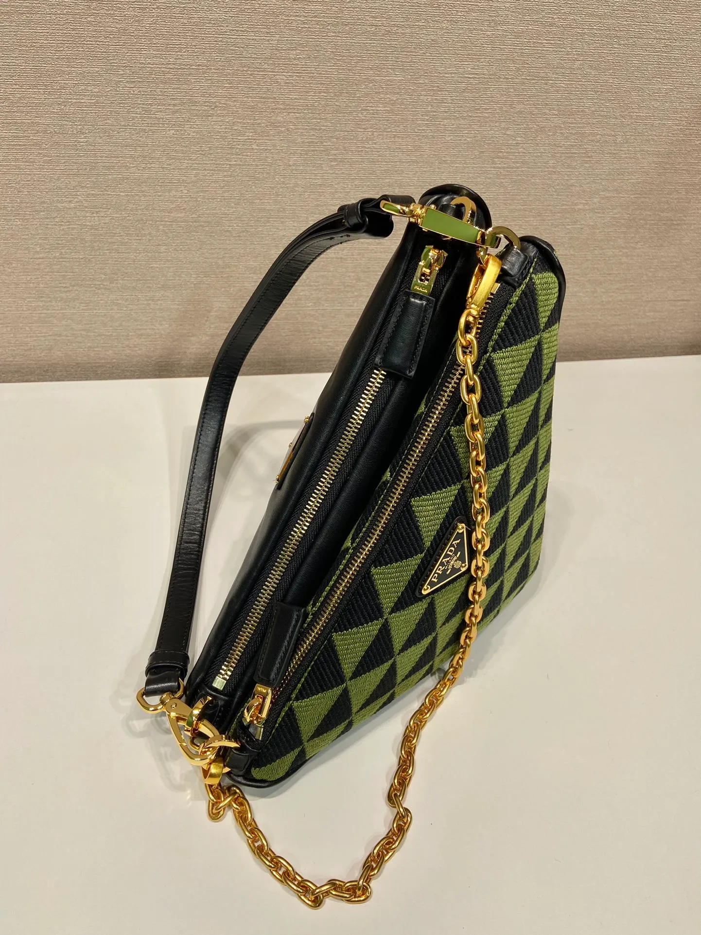 💰1540🎉New twin bag🎉1BC176🎉🎉 This twin bag is designed with imported calfskin and embroidered fabric materials. It is composed of 2 triangle bags of different materials. It is very unique and can be disassembled as a hand carry or crossbody. Different combinations for different occasions. It’s perfect😘😘It has a large capacity, hurry up and get it🎉🎉 One size: bag length 23x height 25x bottom 5cm🎉🎉🎉👏👏👏