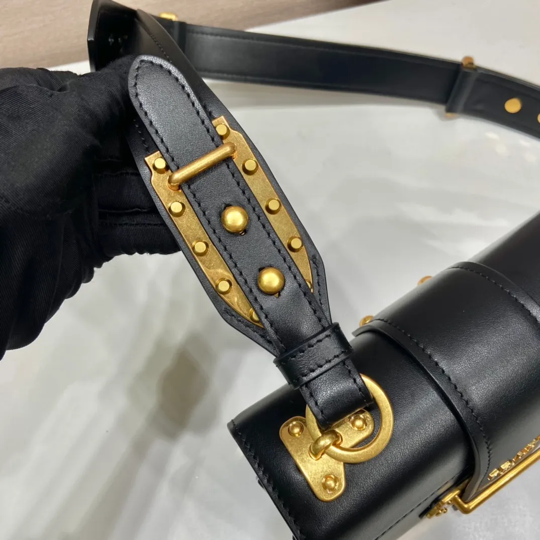 💰1800, P's latest women's bag 1BD045, new color 🎉🎉 arrived, top quality, synchronized with counters, made of imported calfskin➕cross pattern➕sheepskin lining, top hardware. Lots of compartments, fashionable + casual + lightweight, a favorite among ladies, length 19cm and height 14cmX9cm