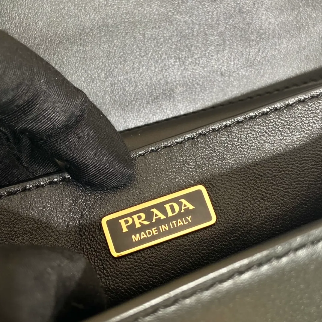 💰1800, P's latest women's bag 1BD045, new color 🎉🎉 arrived, top quality, synchronized with counters, made of imported calfskin➕cross pattern➕sheepskin lining, top hardware. Lots of compartments, fashionable + casual + lightweight, a favorite among ladies, length 19cm and height 14cmX9cm