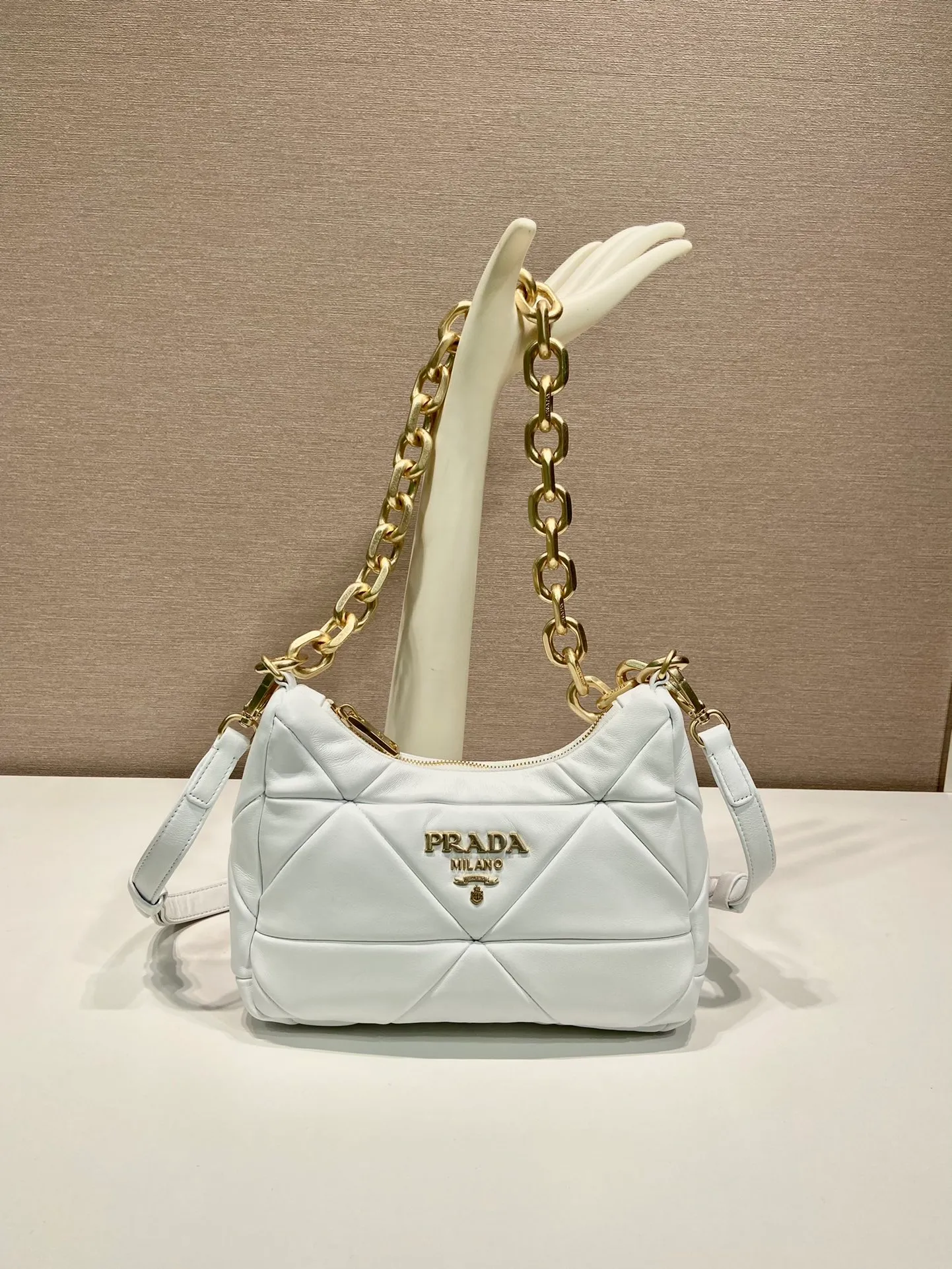 💰1700🎉New style🎉1BD158🎉🎉 This System nappa leather shoulder bag is decorated with a triangular pattern created with gorgeous stitching, highlighting the brand's craftsmanship. The chain handle evokes the association of jewelry and is detachable. The metal lettering logo on the front is outlined with the iconic triangular stitching, and the brand style is immediately visible. Can be carried by hand/shoulder strap/cross-body, highly functional👍If you like babies, hurry up and get it🎉🎉 Length 25 height 18x ​​base 7cm🎉🎉🎉👏👏👏