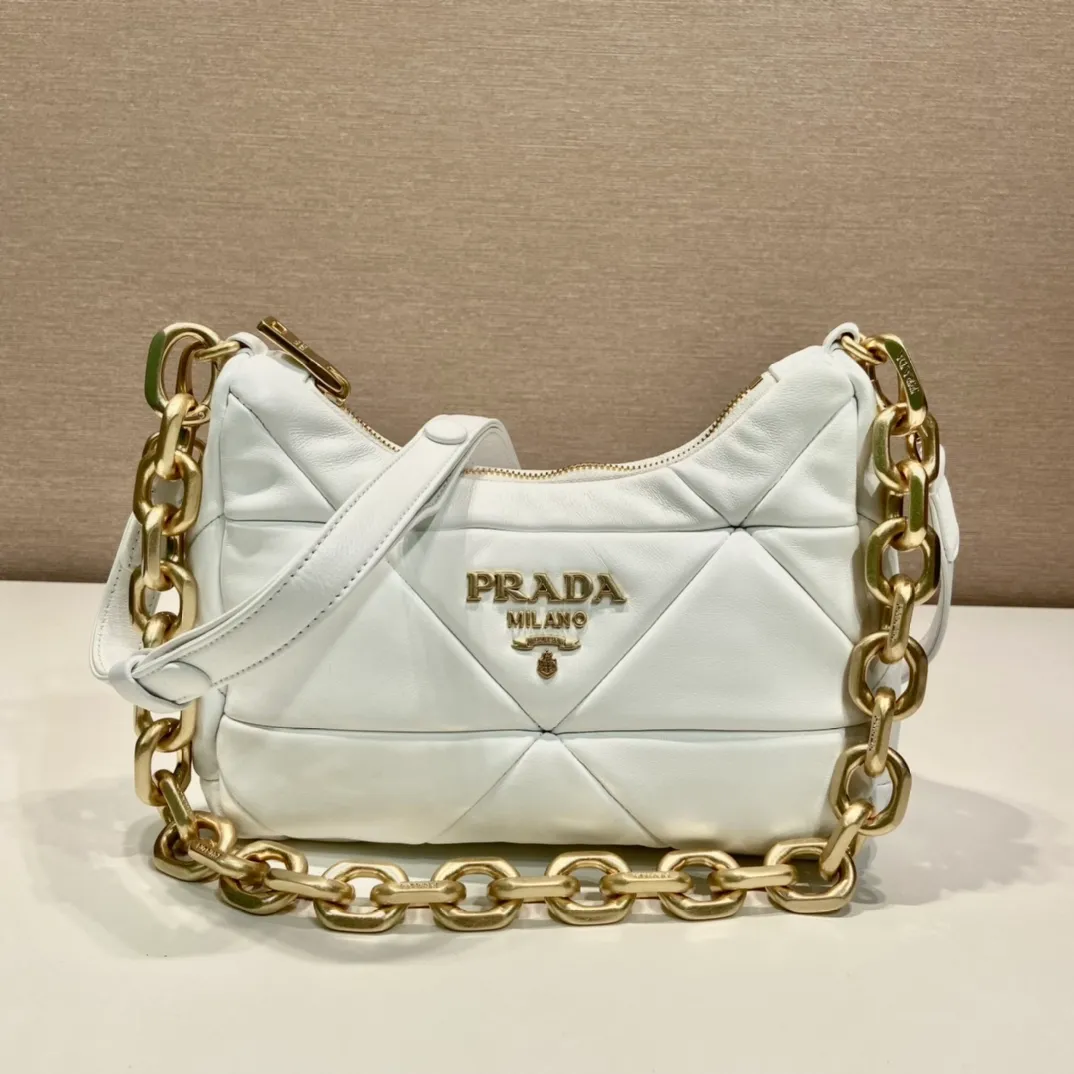 💰1700🎉New style🎉1BD158🎉🎉 This System nappa leather shoulder bag is decorated with a triangular pattern created with gorgeous stitching, highlighting the brand's craftsmanship. The chain handle evokes the association of jewelry and is detachable. The metal lettering logo on the front is outlined with the iconic triangular stitching, and the brand style is immediately visible. Can be carried by hand/shoulder strap/cross-body, highly functional👍If you like babies, hurry up and get it🎉🎉 Length 25 height 18x ​​base 7cm🎉🎉🎉👏👏👏