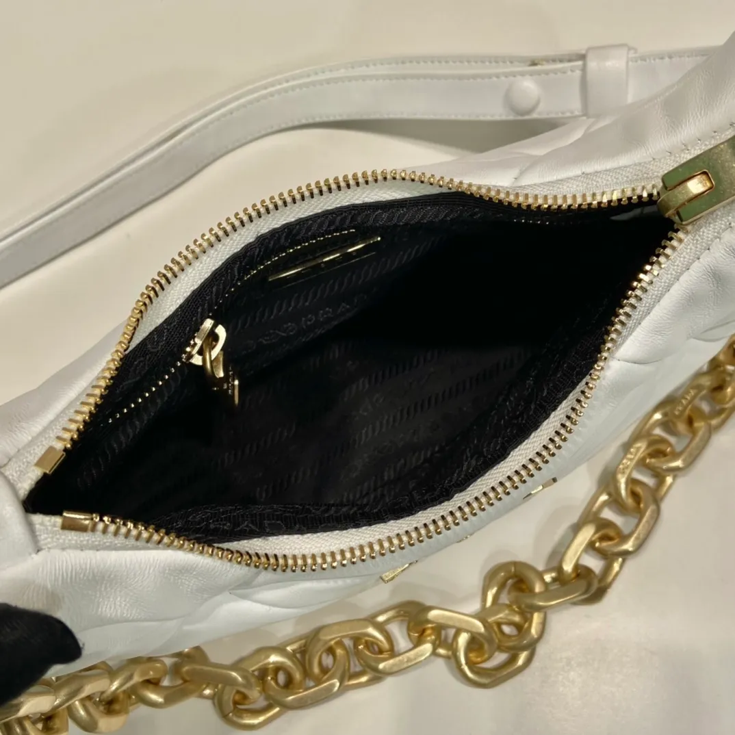 💰1700🎉New style🎉1BD158🎉🎉 This System nappa leather shoulder bag is decorated with a triangular pattern created with gorgeous stitching, highlighting the brand's craftsmanship. The chain handle evokes the association of jewelry and is detachable. The metal lettering logo on the front is outlined with the iconic triangular stitching, and the brand style is immediately visible. Can be carried by hand/shoulder strap/cross-body, highly functional👍If you like babies, hurry up and get it🎉🎉 Length 25 height 18x ​​base 7cm🎉🎉🎉👏👏👏