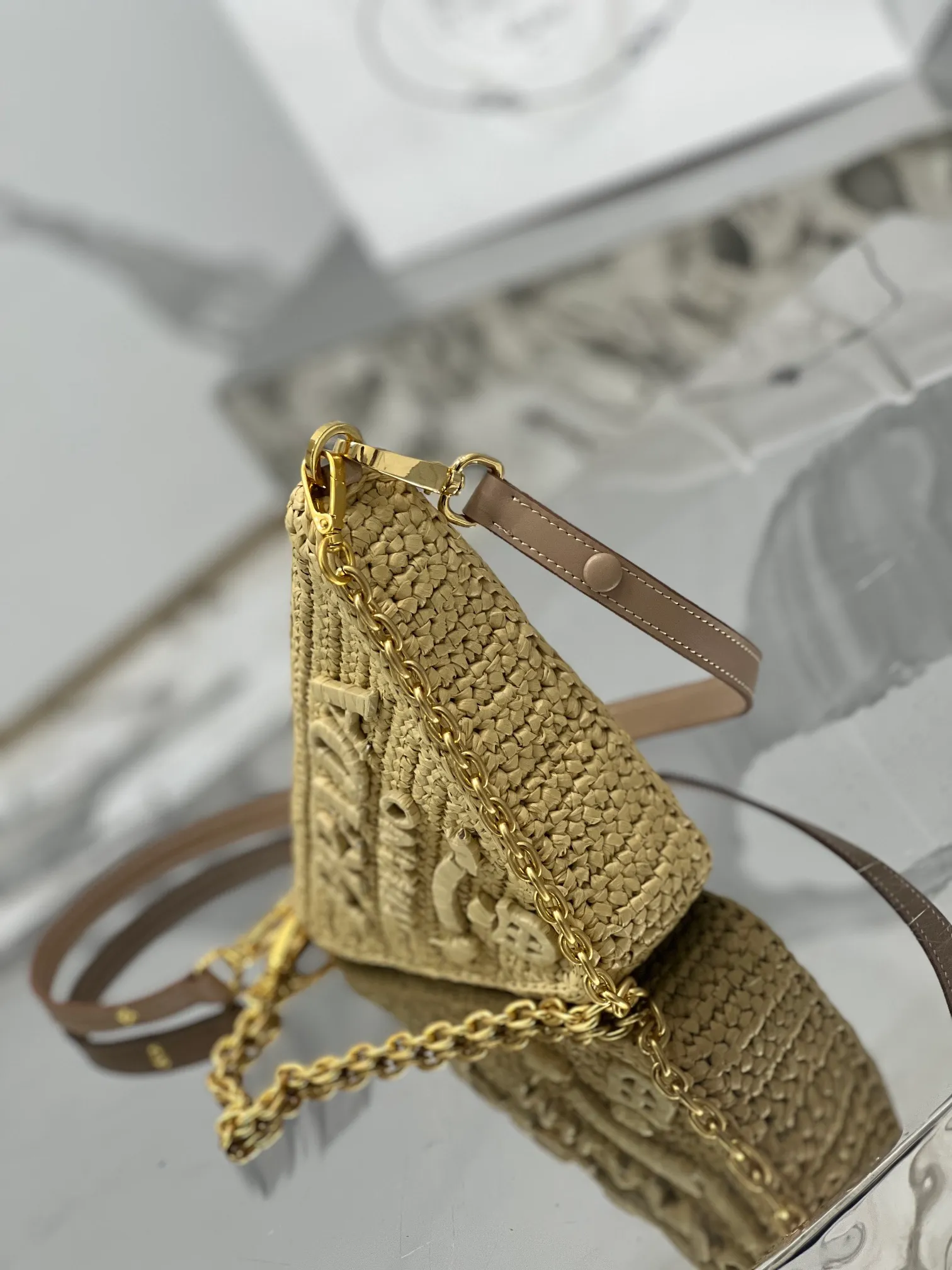 💰1560🌟Woven triangular bag This mini handbag is inspired by P’s iconic geometric shapes. The metal chain handle and detachable and adjustable leather shoulder strap make it unique and fashionable. Size: 26×14×6cm Style number: 1BC543