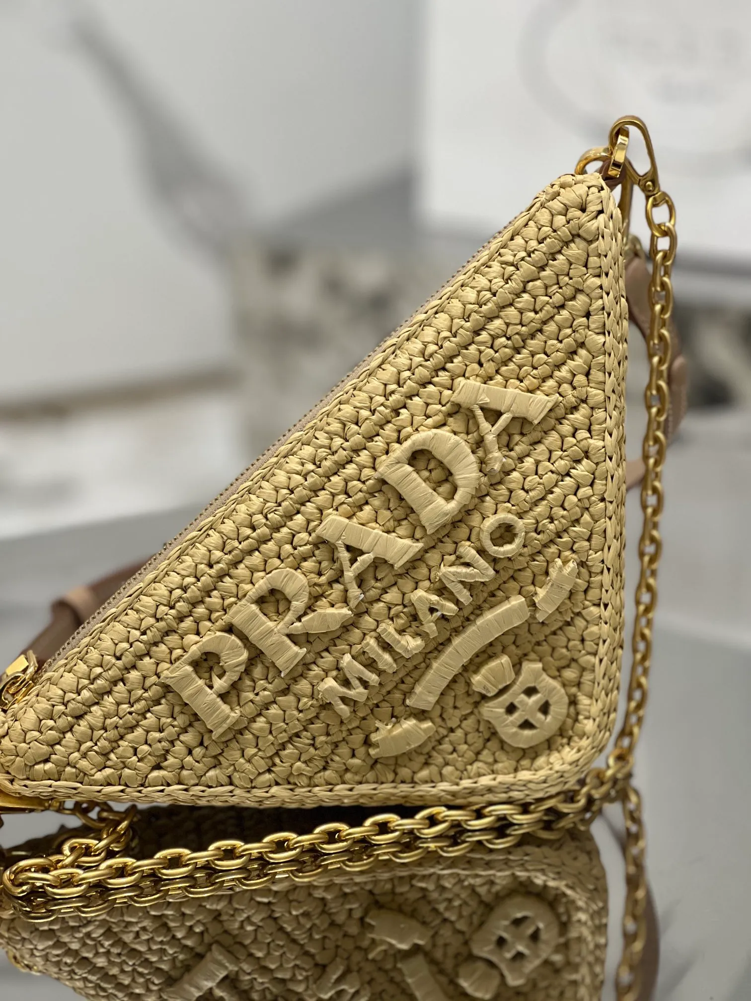 💰1560🌟Woven triangular bag This mini handbag is inspired by P’s iconic geometric shapes. The metal chain handle and detachable and adjustable leather shoulder strap make it unique and fashionable. Size: 26×14×6cm Style number: 1BC543