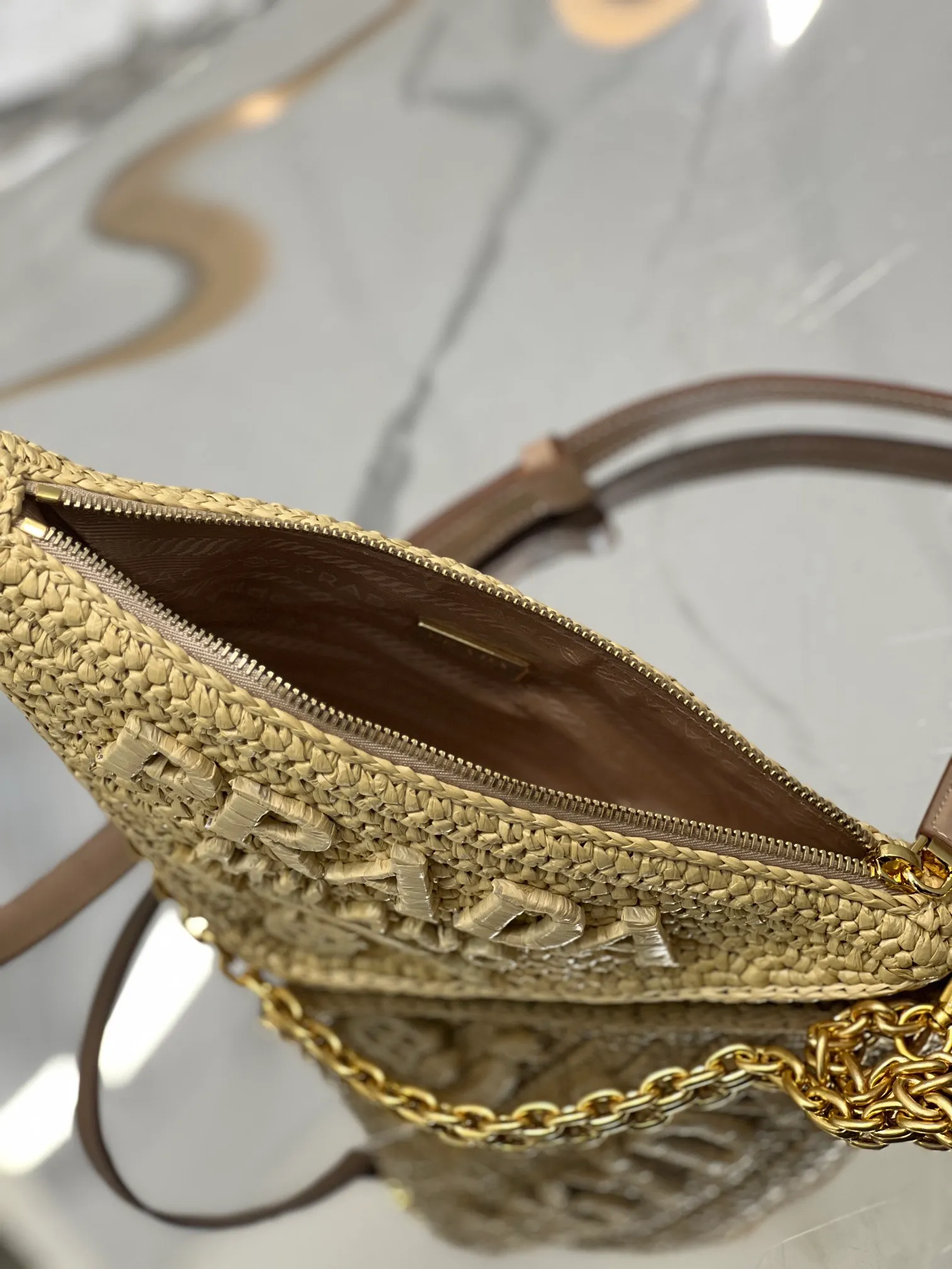 💰1560🌟Woven triangular bag This mini handbag is inspired by P’s iconic geometric shapes. The metal chain handle and detachable and adjustable leather shoulder strap make it unique and fashionable. Size: 26×14×6cm Style number: 1BC543
