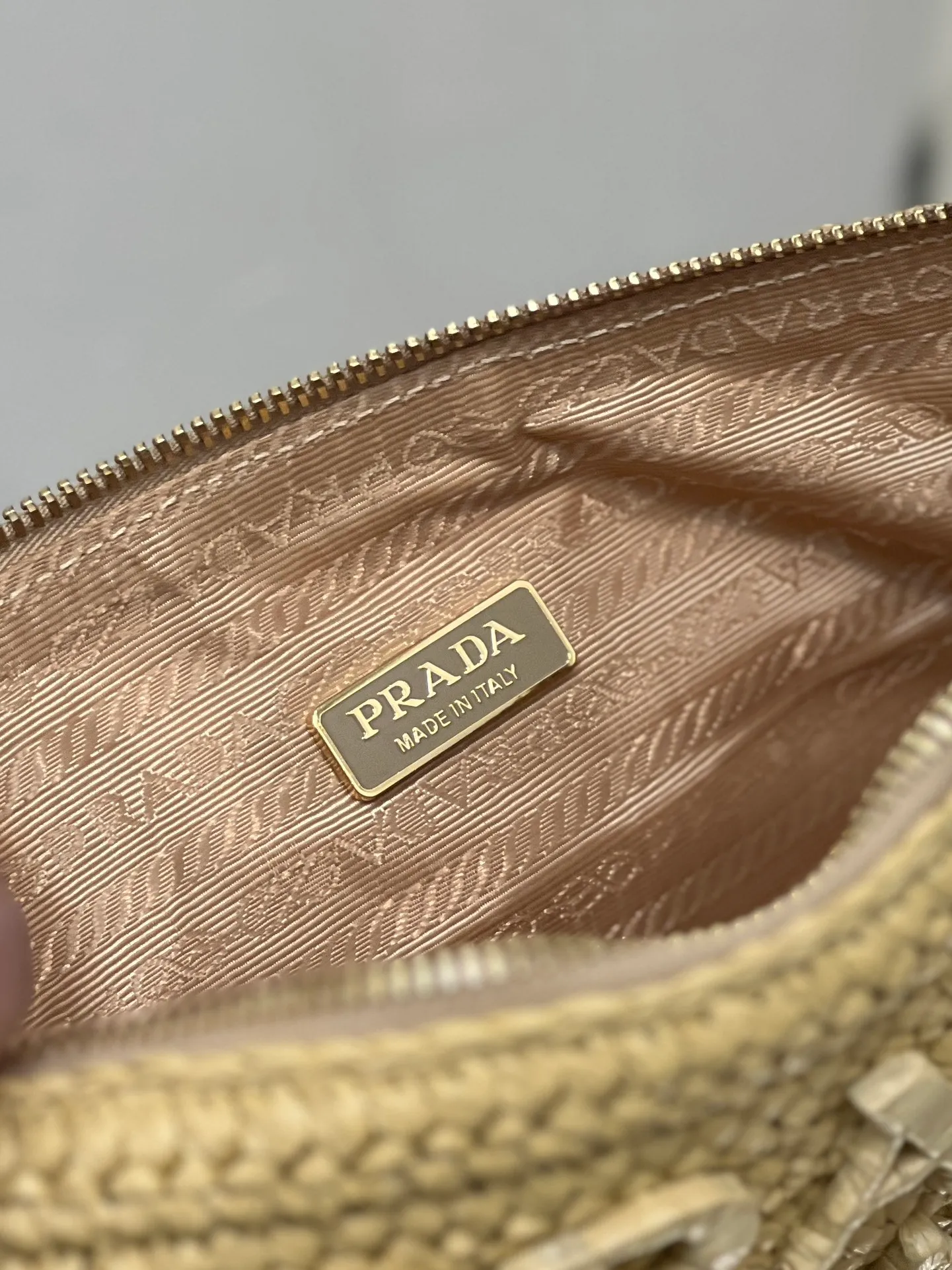 💰1560🌟Woven triangular bag This mini handbag is inspired by P’s iconic geometric shapes. The metal chain handle and detachable and adjustable leather shoulder strap make it unique and fashionable. Size: 26×14×6cm Style number: 1BC543