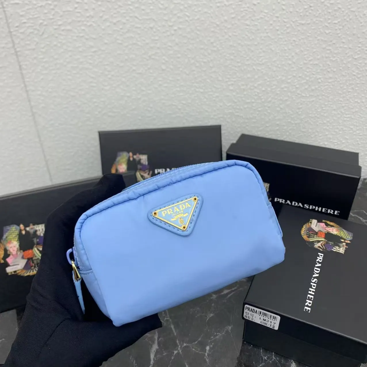 💰150PRADA Prada official new model is shipped simultaneously, enamel-coated triangular metal logo zipper closure, nylon cosmetic bag, regular women's model ✌✌✌ Special quality from the product cabinet, physical shooting [strong]! Model: Original quality Leather: Original Color: black gold buckle, black silver buckle, red, plum red, pink, sky blue, apricot, green, lavender purple, size 12㎝*3.5㎝*8㎝, model LM217
