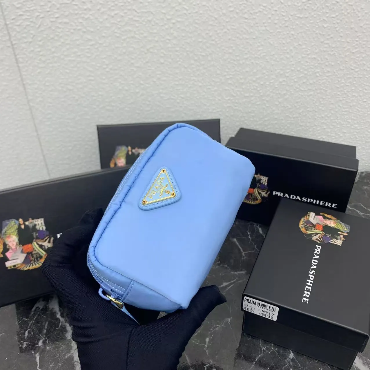 💰150PRADA Prada official new model is shipped simultaneously, enamel-coated triangular metal logo zipper closure, nylon cosmetic bag, regular women's model ✌✌✌ Special quality from the product cabinet, physical shooting [strong]! Model: Original quality Leather: Original Color: black gold buckle, black silver buckle, red, plum red, pink, sky blue, apricot, green, lavender purple, size 12㎝*3.5㎝*8㎝, model LM217