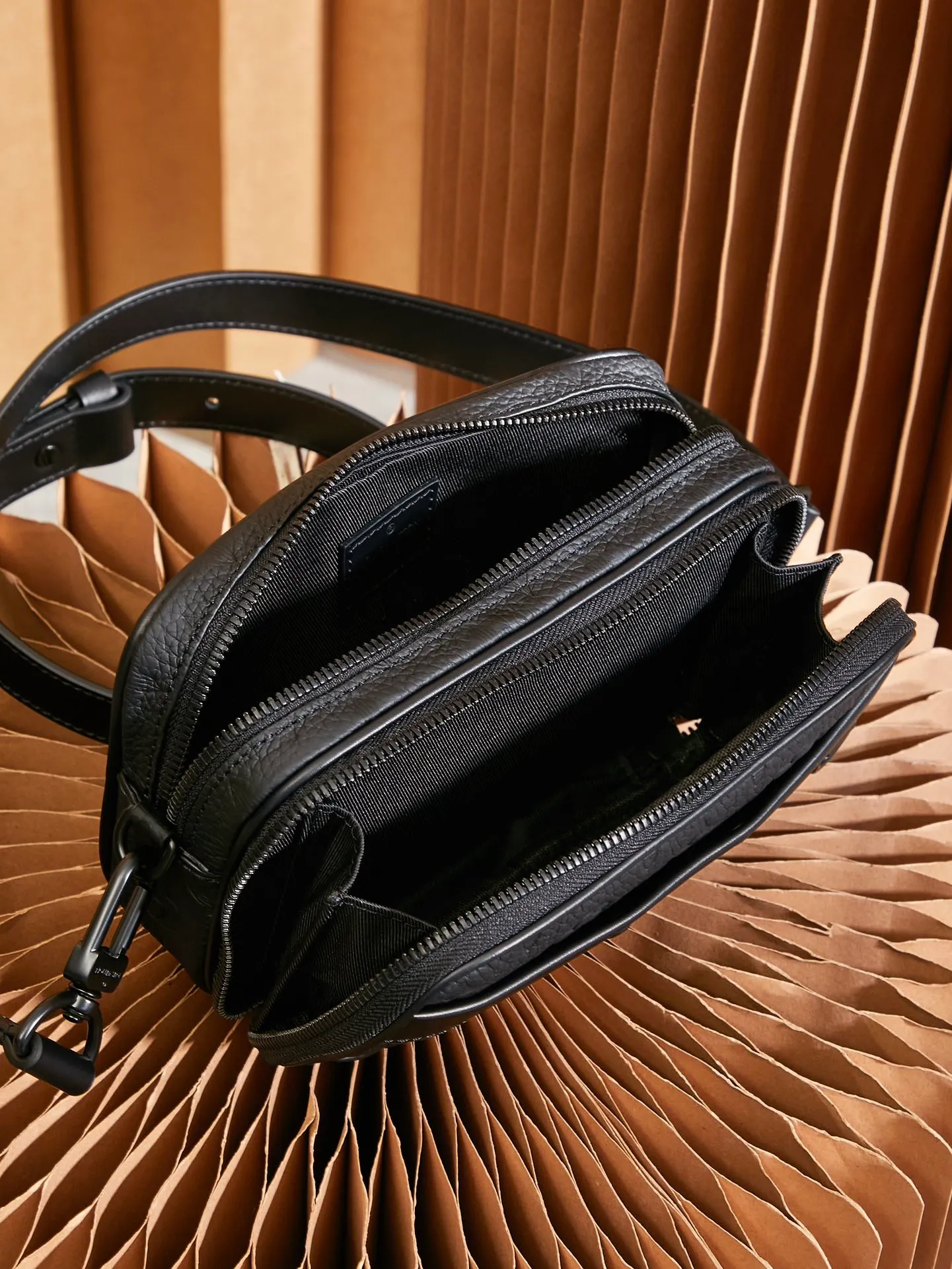 P¥760👉nfc163C01 dynamic chip version👈[Top-level inspection-free all-steel hardware] The Nano Alpha handbag is made of Monogram Shadow leather with a subtle embossed Monogram pattern, which makes the compact structure show an elegant style. Rivet elements mark the brand's mark, zipper compartments and external patch pockets are convenient for storing daily needs, and the detachable and adjustable leather shoulder strap allows for comfortable carrying. Monogram Shadow cow leather - cow leather trim - cow leather lining - metal hardware - zipper compartment - front patch pocket - front D-ring - shoulder strap: removable, adjustable! ! Model: M82544; Size: 11x18.5x6.5CM