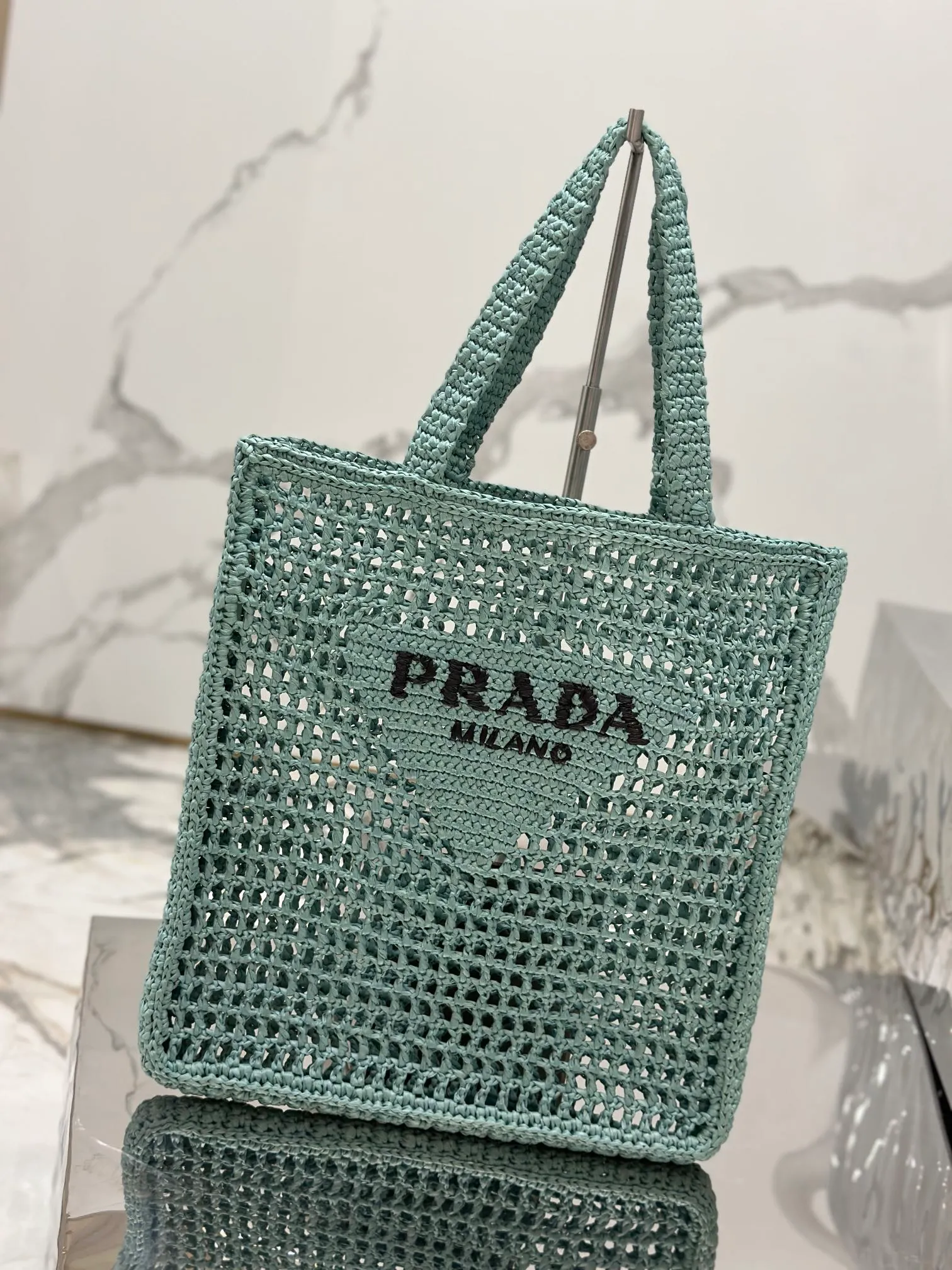 💰1160🌟Raffia woven tote bag This soft deconstructed tote bag is made of raffia fiber material. The light and natural material expresses the summer mood. The iconic house triangle logo is reinterpreted and decorates the front of the bag, with an embroidered lettering logo in the center to evoke the brand's style. Dimensions: length 36x height 38x bottom 3cm Style number: 1BG393