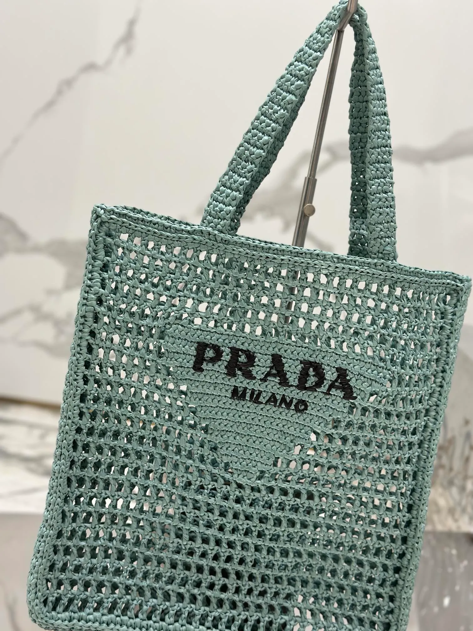 💰1160🌟Raffia woven tote bag This soft deconstructed tote bag is made of raffia fiber material. The light and natural material expresses the summer mood. The iconic house triangle logo is reinterpreted and decorates the front of the bag, with an embroidered lettering logo in the center to evoke the brand's style. Dimensions: length 36x height 38x bottom 3cm Style number: 1BG393