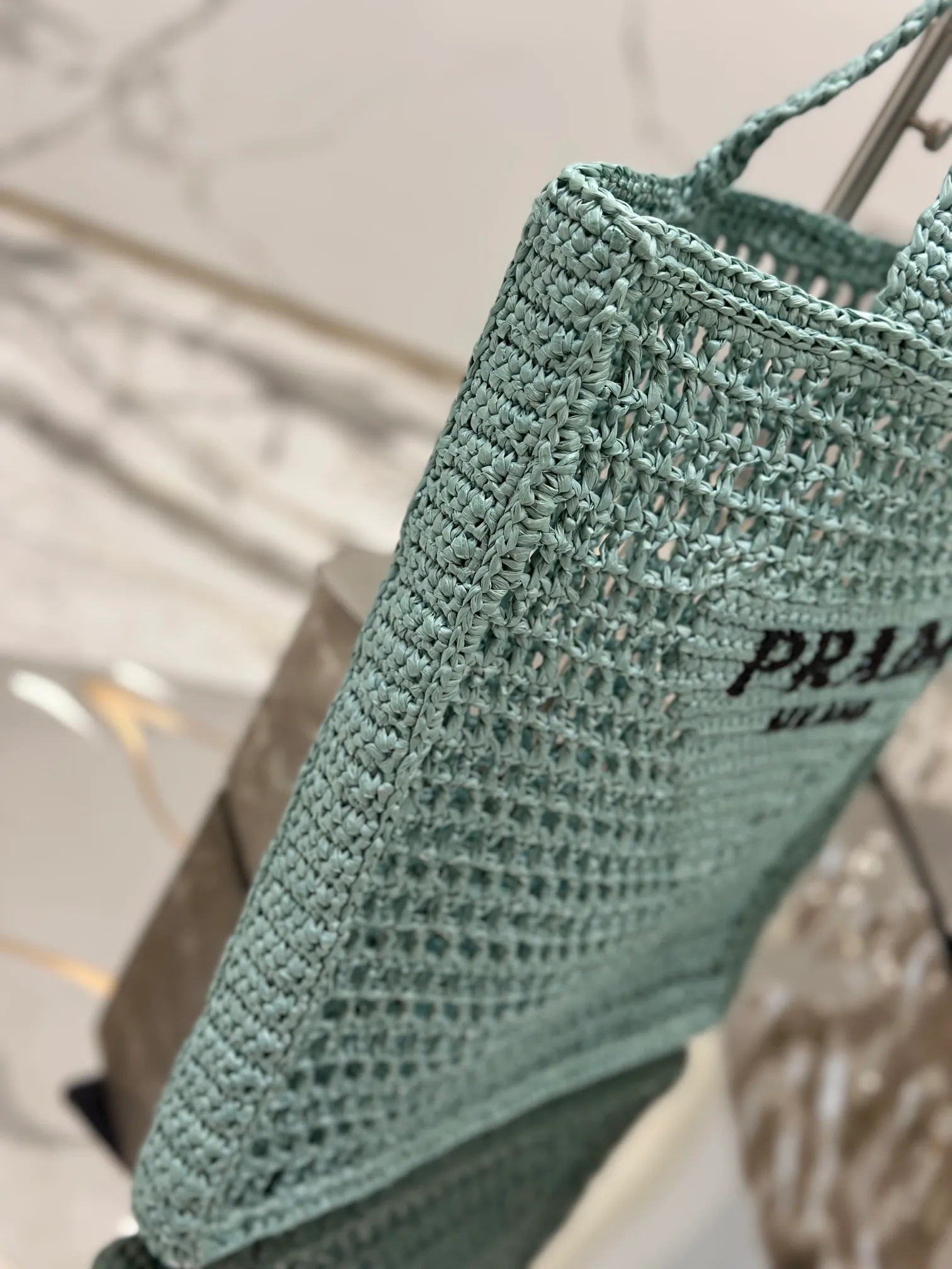 💰1160🌟Raffia woven tote bag This soft deconstructed tote bag is made of raffia fiber material. The light and natural material expresses the summer mood. The iconic house triangle logo is reinterpreted and decorates the front of the bag, with an embroidered lettering logo in the center to evoke the brand's style. Dimensions: length 36x height 38x bottom 3cm Style number: 1BG393