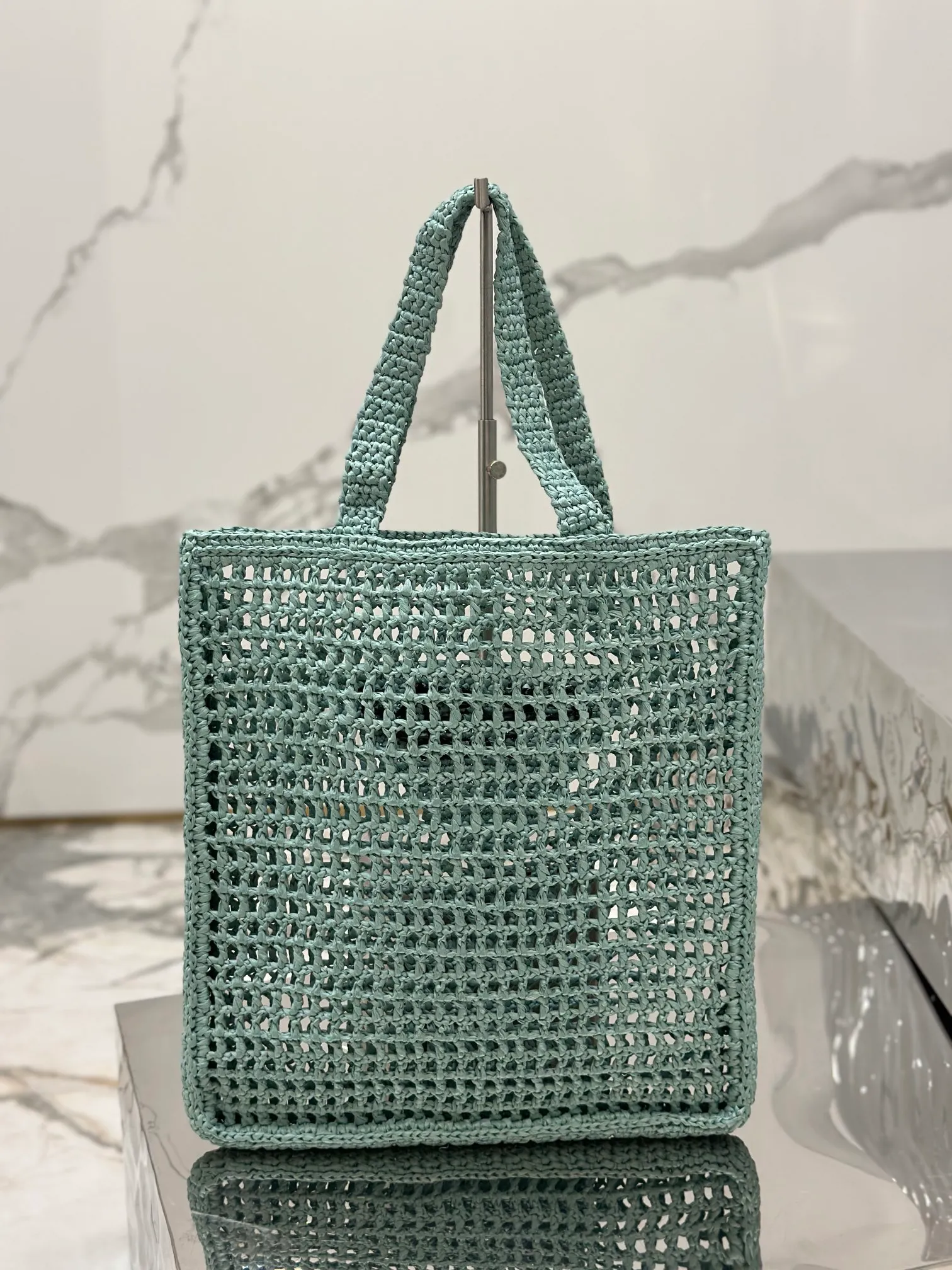 💰1160🌟Raffia woven tote bag This soft deconstructed tote bag is made of raffia fiber material. The light and natural material expresses the summer mood. The iconic house triangle logo is reinterpreted and decorates the front of the bag, with an embroidered lettering logo in the center to evoke the brand's style. Dimensions: length 36x height 38x bottom 3cm Style number: 1BG393