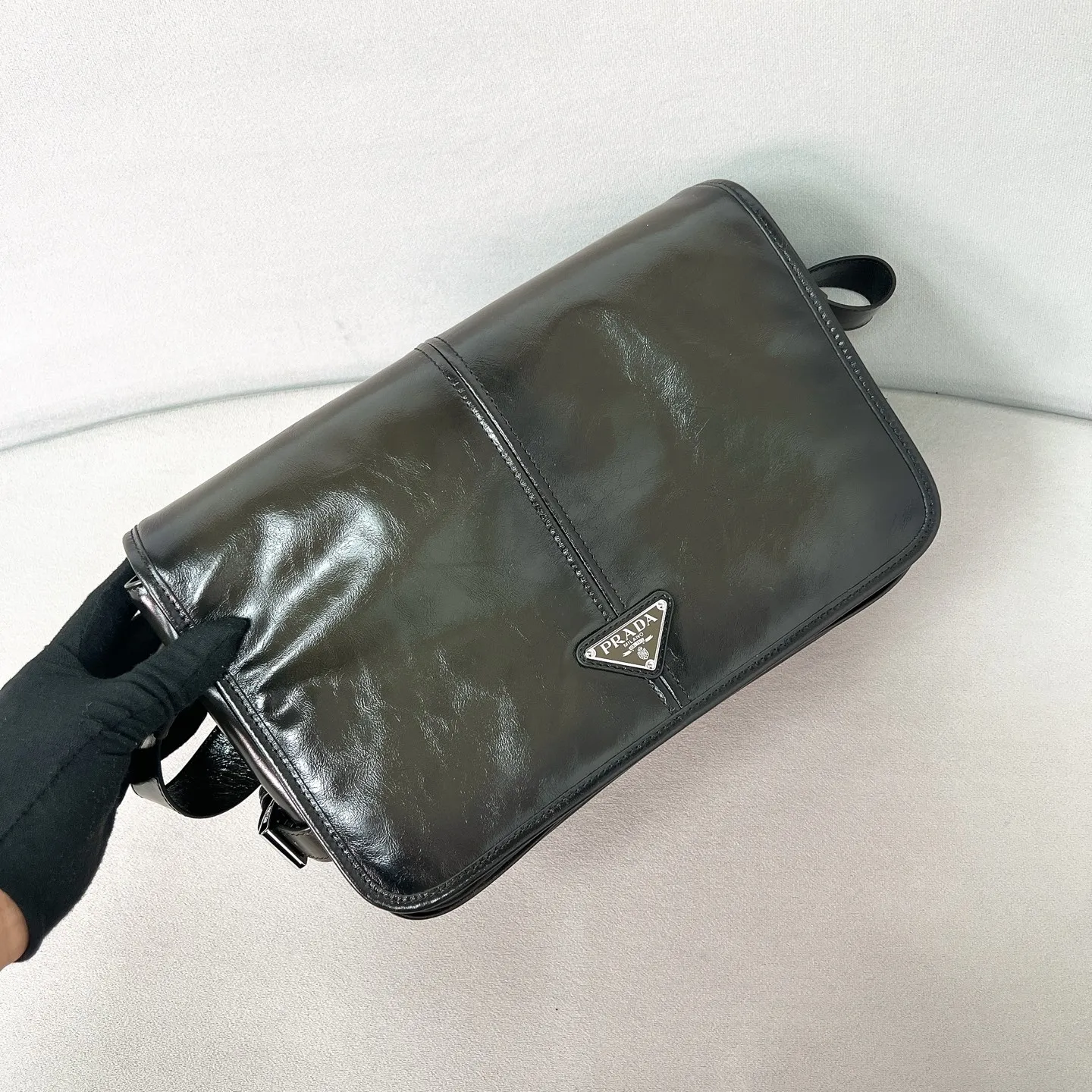 💰1700✨New first release✨2025 early spring new oil wax leather men's shoulder bag 2VD073. Carefully crafted with retro soft oil wax leather. Polished steel brushed metal accessories. Classic front enamel triangle logo. Flip closure with internal zipper design and external zipper design. Advanced and versatile design popular in the fashion circle. The bag is extremely functional and has an amazing inner capacity. Size 30*20*11cm Army green