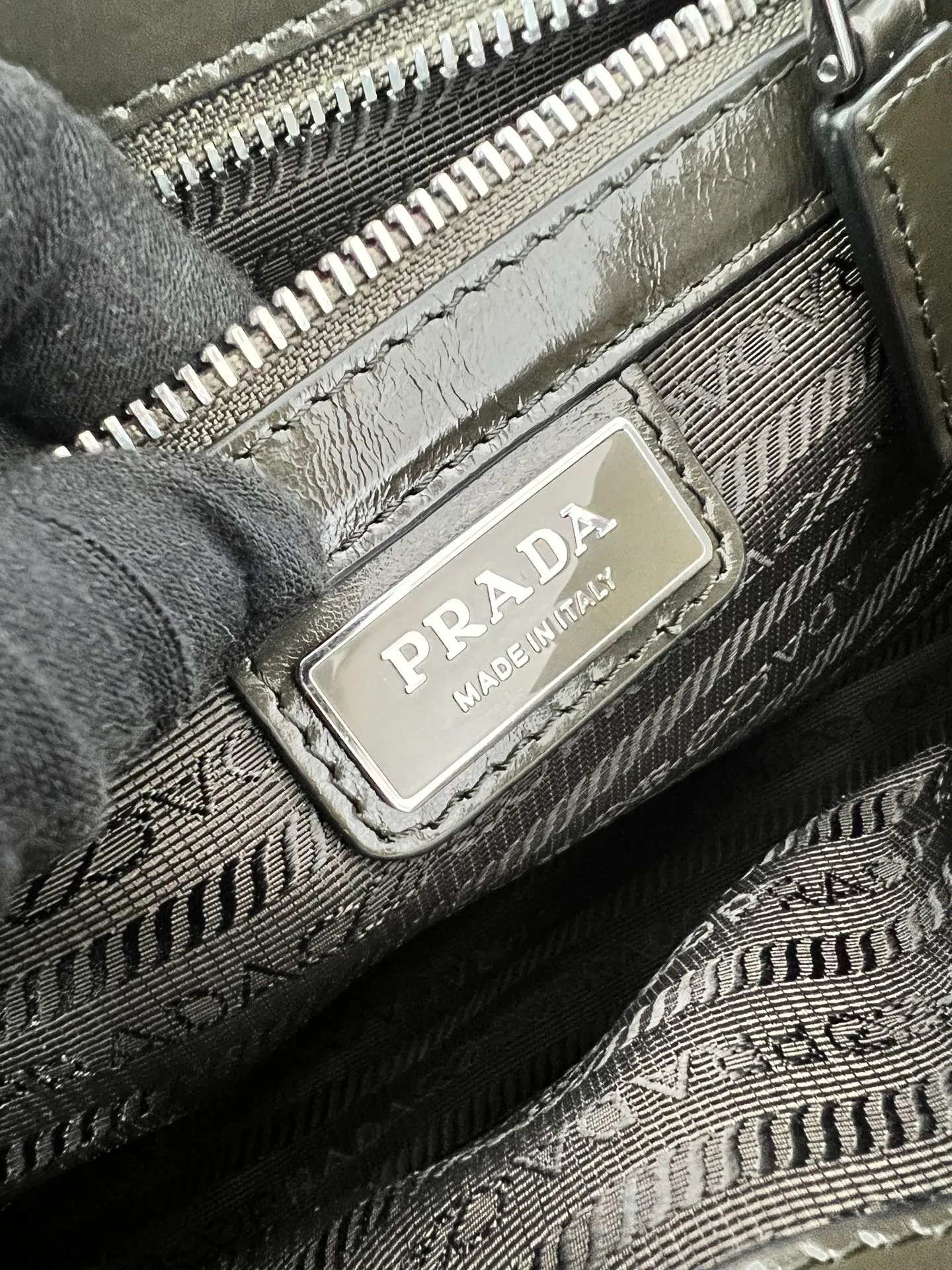 💰1700✨New first release✨2025 early spring new oil wax leather men's shoulder bag 2VD073. Carefully crafted with retro soft oil wax leather. Polished steel brushed metal accessories. Classic front enamel triangle logo. Flip closure with internal zipper design and external zipper design. Advanced and versatile design popular in the fashion circle. The bag is extremely functional and has an amazing inner capacity. Size 30*20*11cm Army green