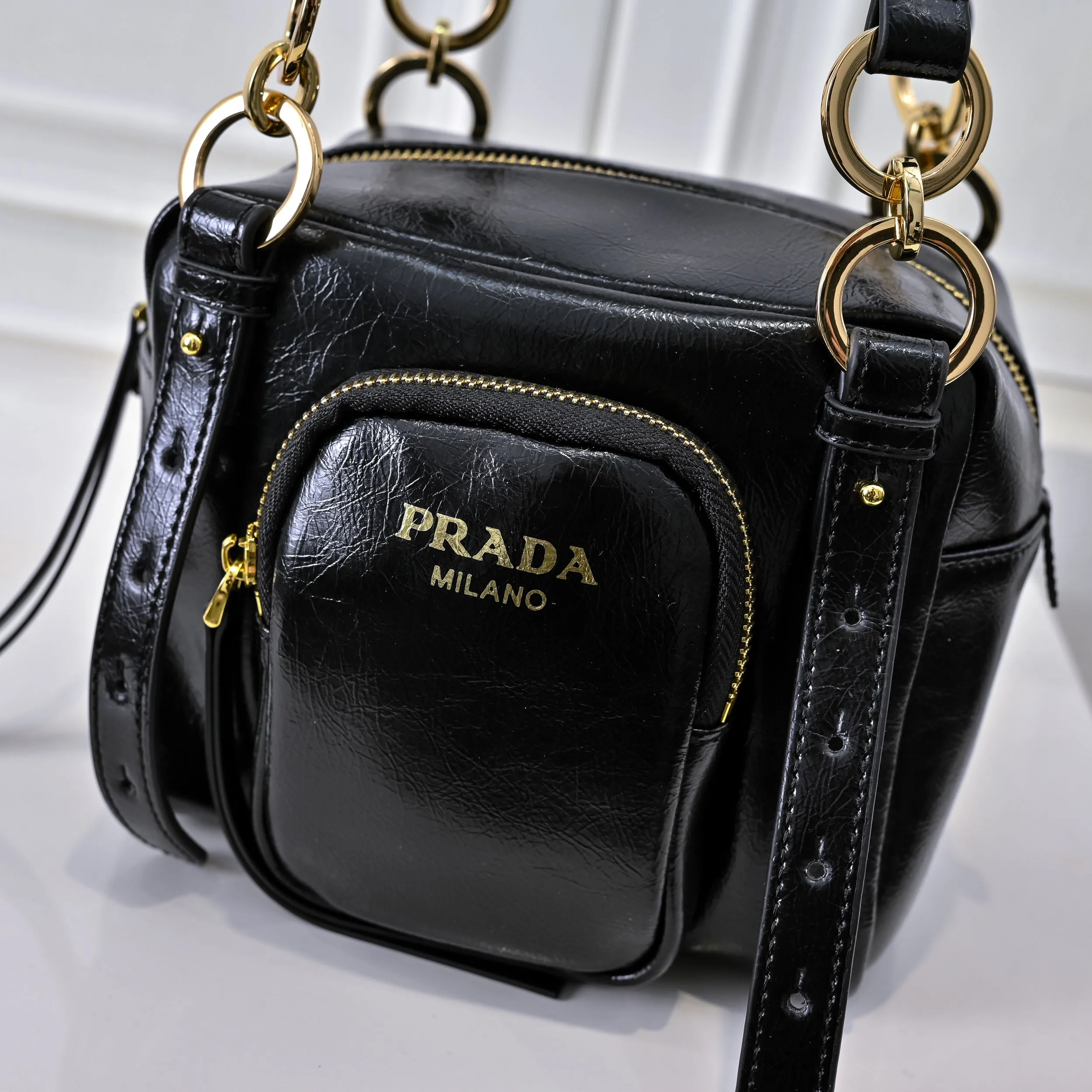 💰440￥🎉PRADA25 spring new waxed leather🎉 This new square handbag is made of soft waxed leather with a retro feel. Retro metal hardware and zipper pockets with archive elements highlight the retro charm. It has a large capacity and can be carried by hand or shoulder strap. The upper body effect is fashionable and towering. It is also a popular style that will never go out of style. Get it now🎉 Style number: 7044 Dimensions: Length 18x Height 16x Bottom 12cm🎉🎉🎉 Material: Oil-waxed cowhide