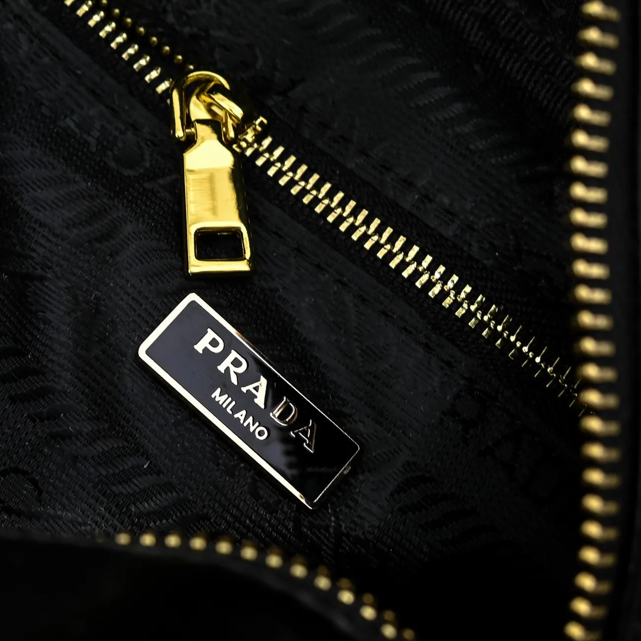 💰440￥🎉PRADA25 spring new waxed leather🎉 This new square handbag is made of soft waxed leather with a retro feel. Retro metal hardware and zipper pockets with archive elements highlight the retro charm. It has a large capacity and can be carried by hand or shoulder strap. The upper body effect is fashionable and towering. It is also a popular style that will never go out of style. Get it now🎉 Style number: 7044 Dimensions: Length 18x Height 16x Bottom 12cm🎉🎉🎉 Material: Oil-waxed cowhide