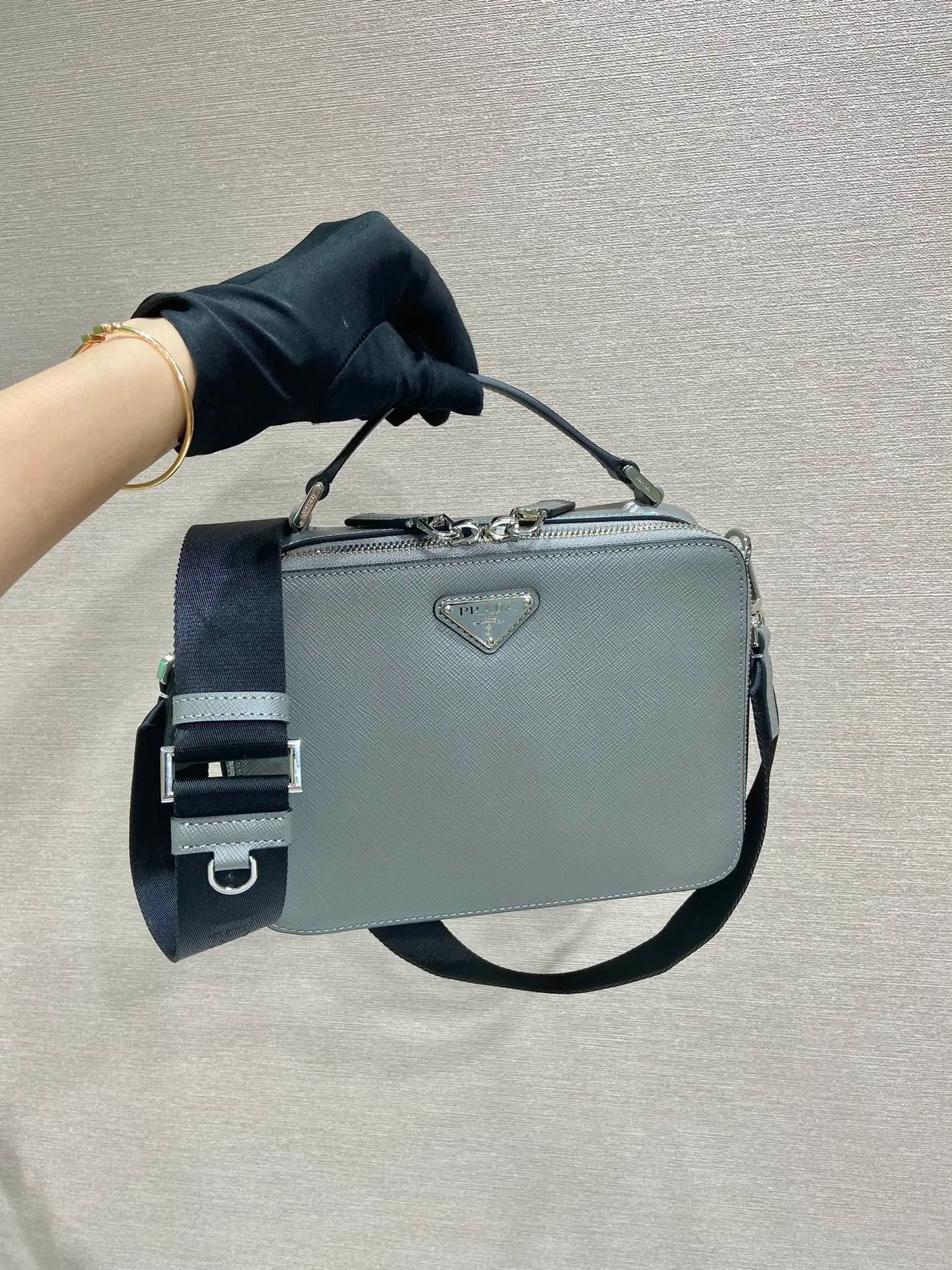 💰1640🎉Upgrade Board🎉2VH069🎉🎉 This Brique handbag is made of Saffiano leather, and its simple lines highlight a striking style. The iconic Saffiano leather material is synonymous with luxury and a status symbol of traditional Italian leather goods manufacturing craftsmanship. This handbag has an elegant design, equipped with handles and a detachable long nylon shoulder strap, which is more simple and elegant. Get it now🎉🎉 Length 22x Height 16x Bottom 6cm